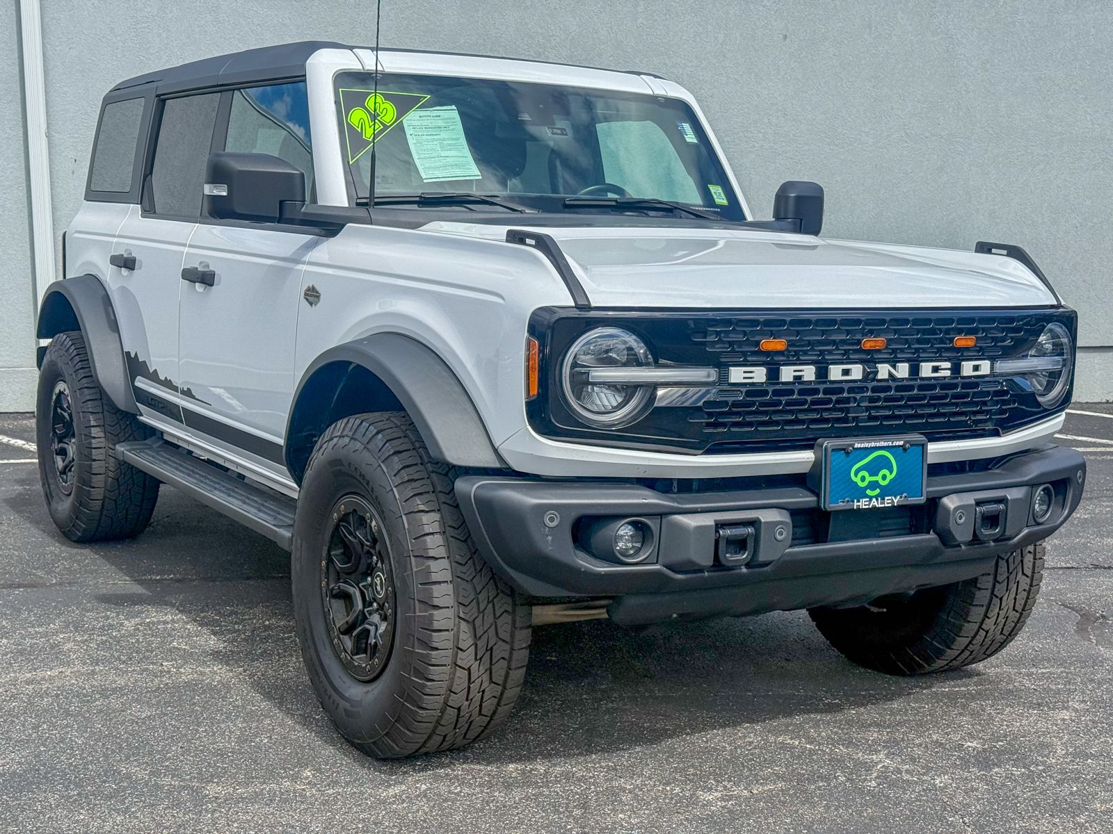 Photo view of 2023 Ford Bronco in White
