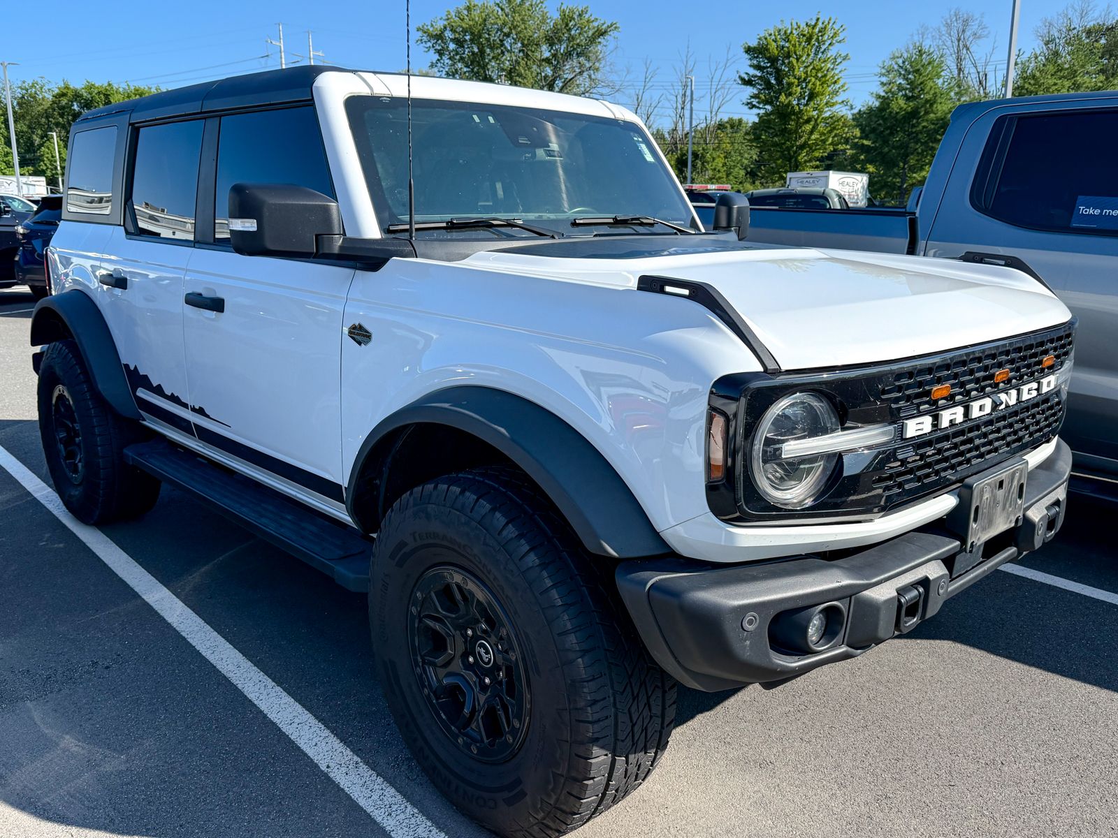 Photo view of 2023 Ford Bronco in White