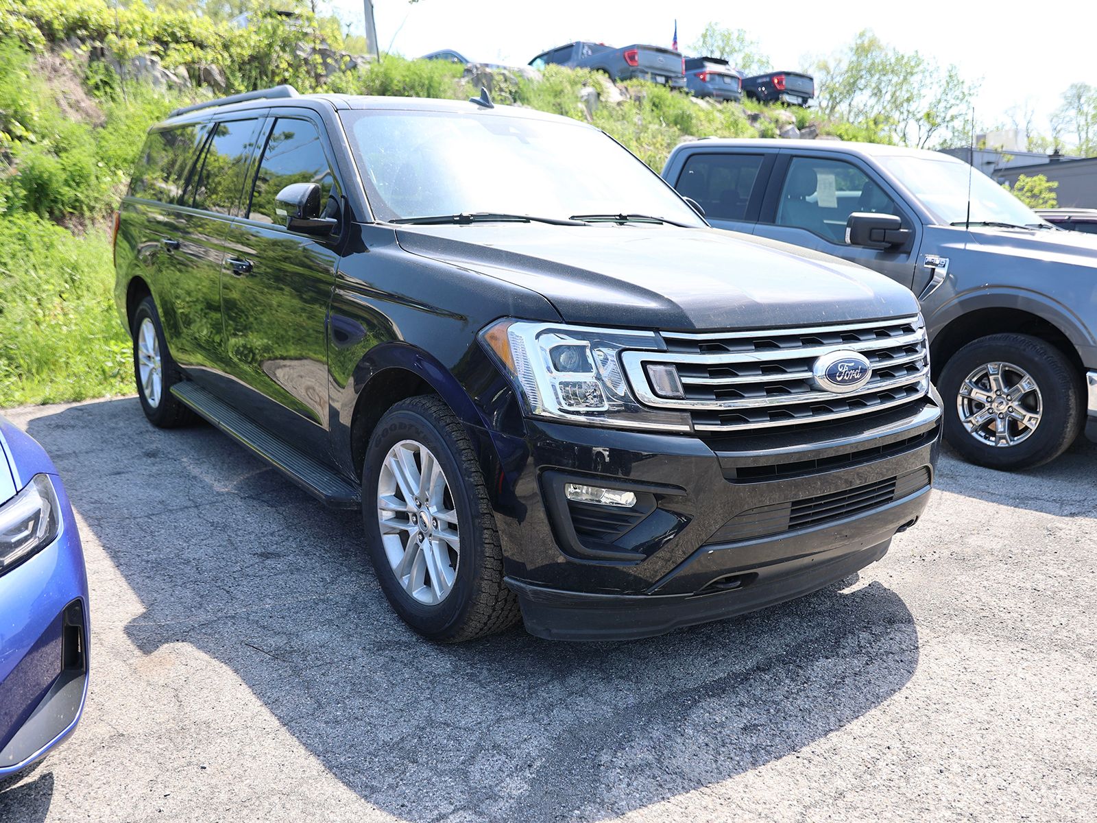 Photo view of 2021 Ford Expedition Max in Black