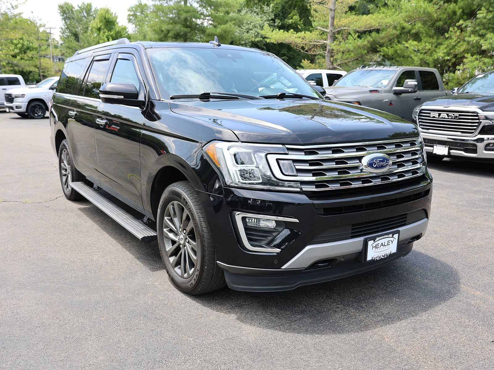Photo view of 2020 Ford Expedition in Black