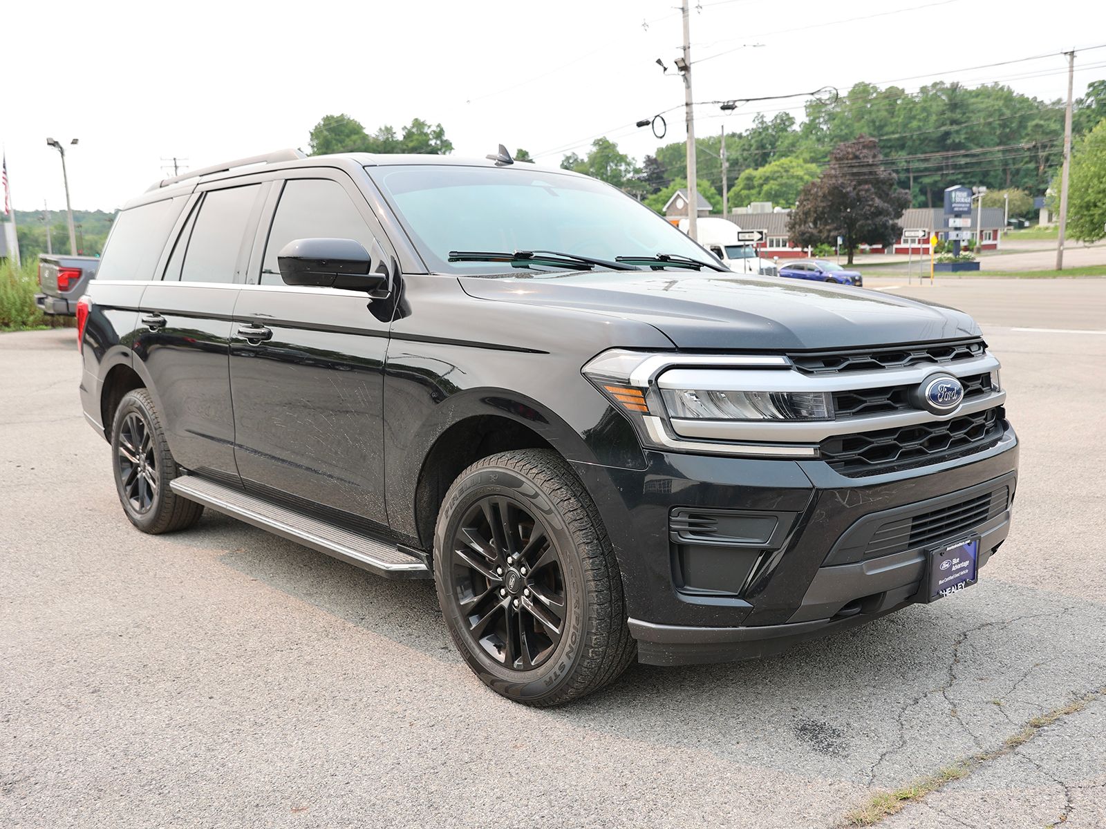 Photo view of 2023 Ford Expedition in Black