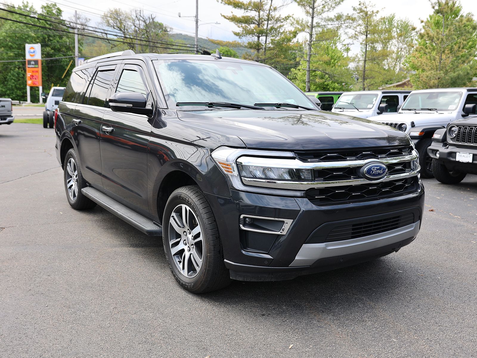 Photo view of 2024 Ford Expedition in Gray