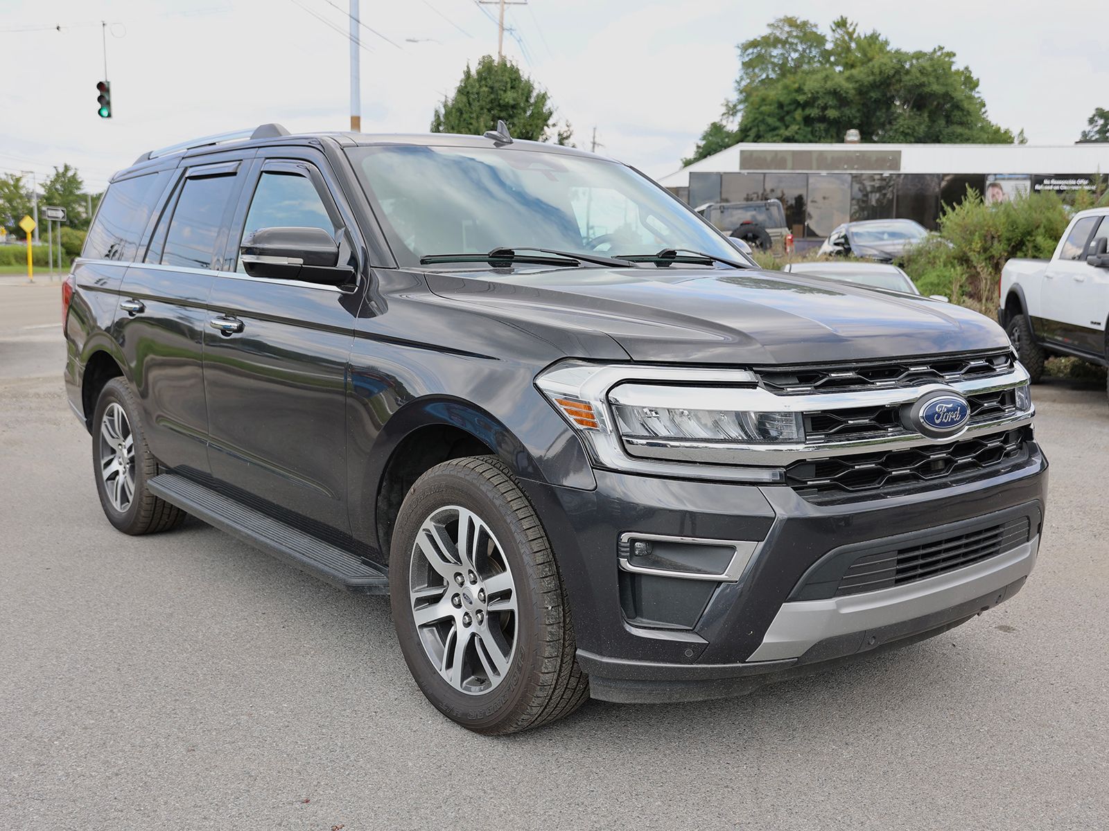 Photo view of 2024 Ford Expedition in Gray