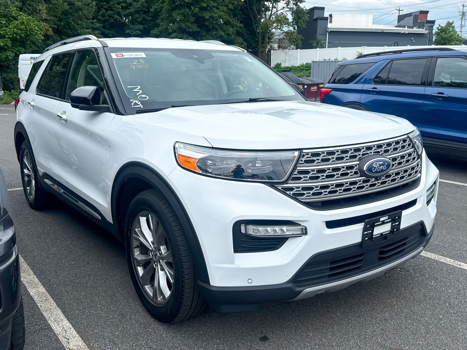 Photo view of 2023 Ford Explorer in White