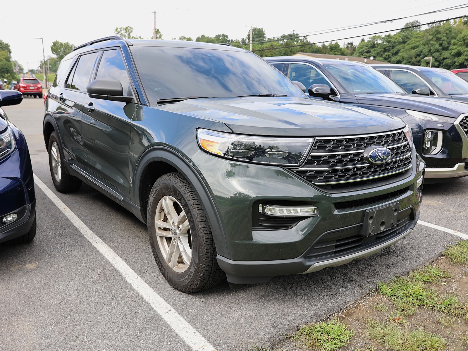 Photo view of 2022 Ford Explorer in Green
