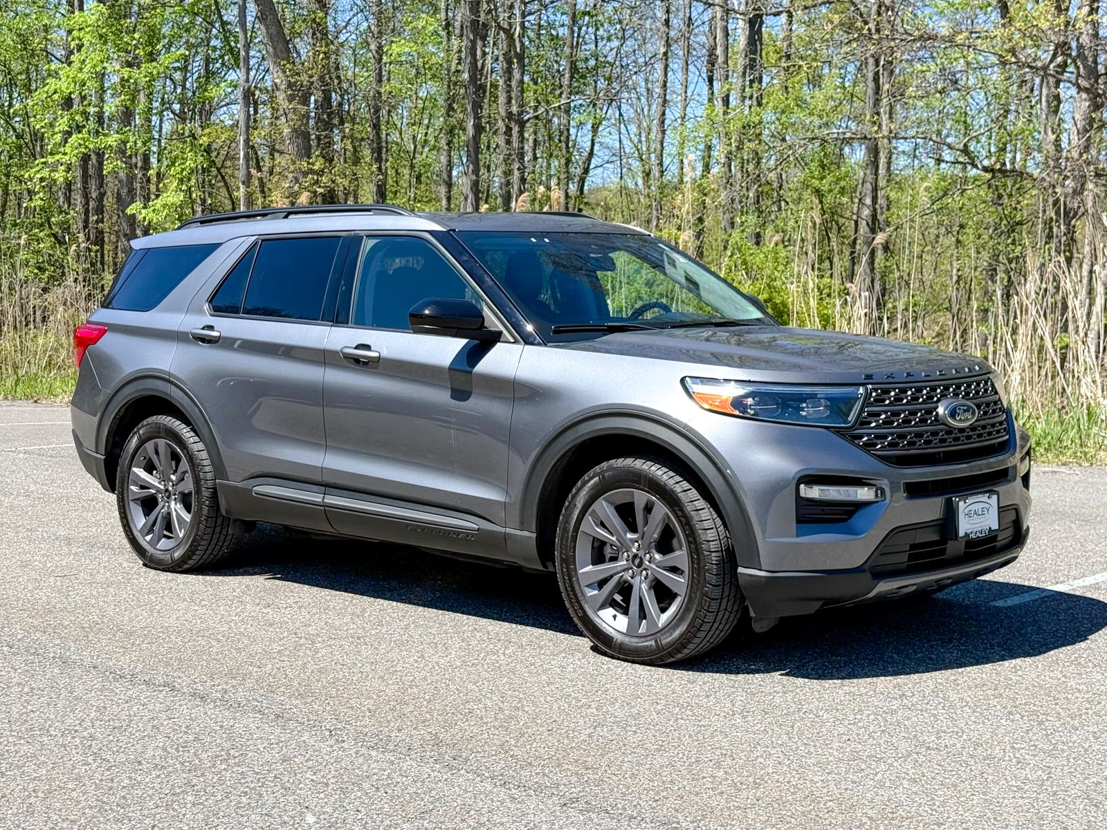 Photo view of 2022 Ford Explorer in Gray