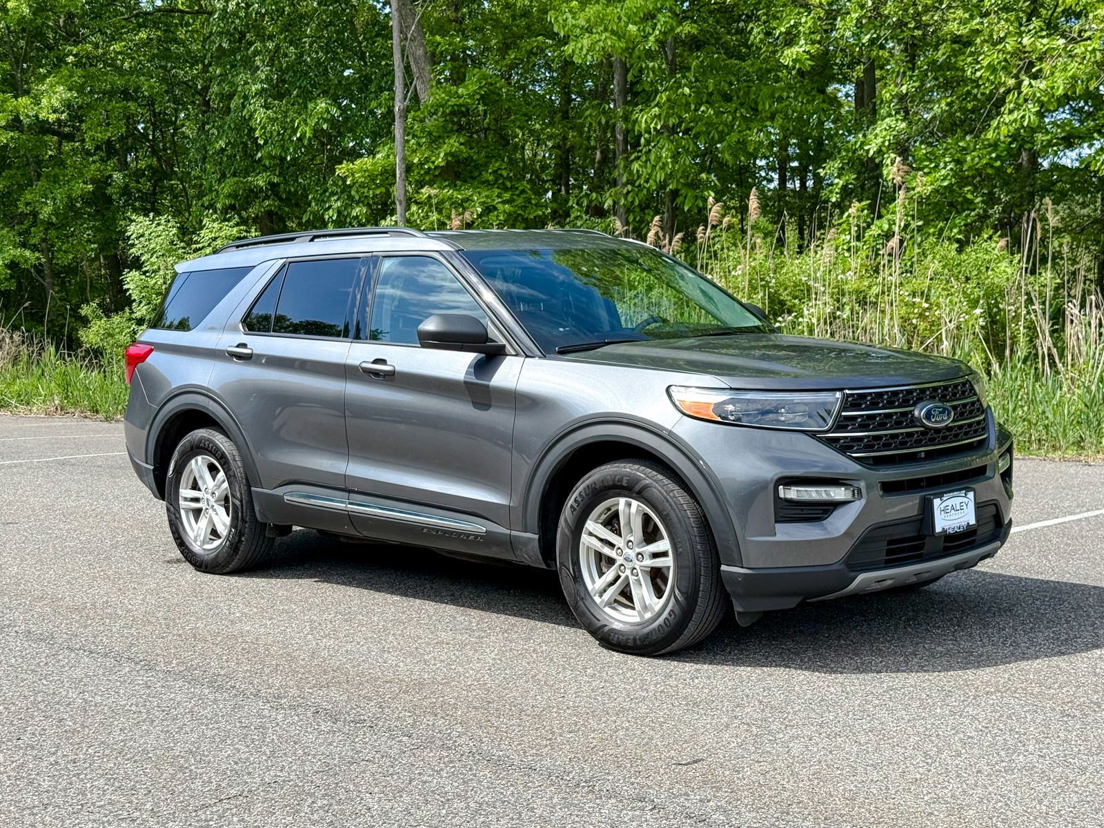 Photo view of 2022 Ford Explorer in Gray