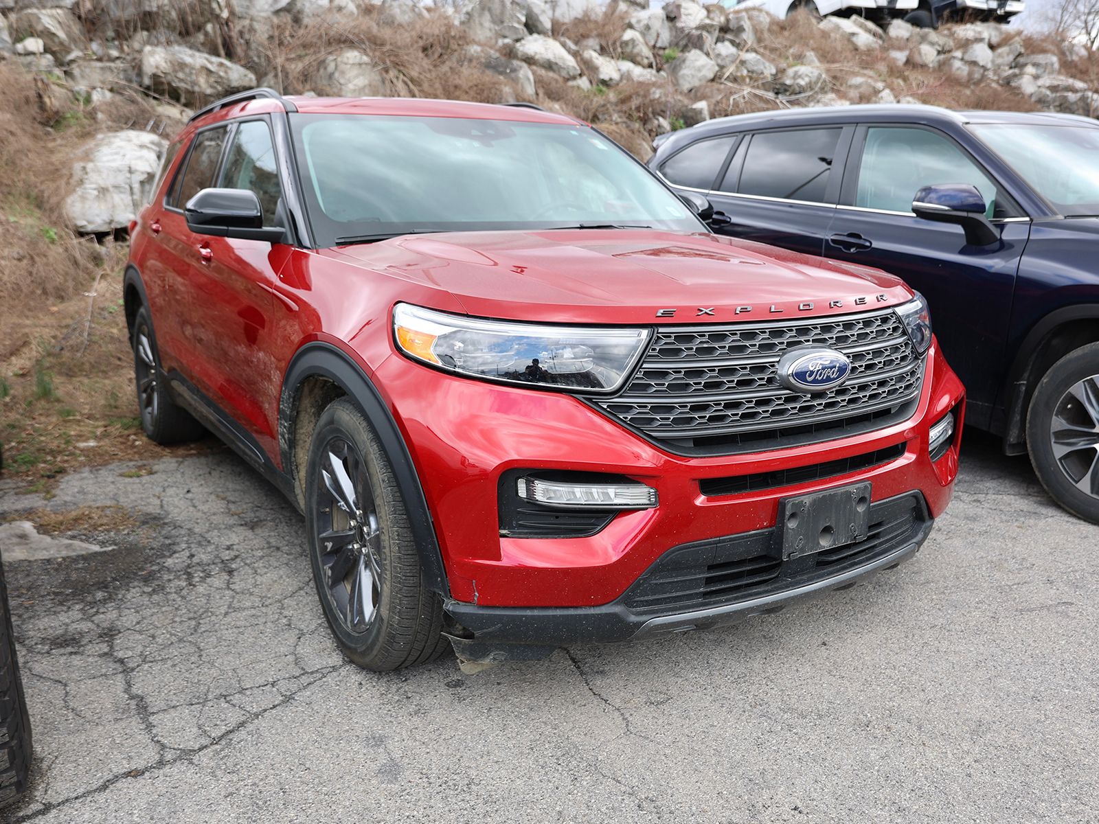 Photo view of 2023 Ford Explorer in Red