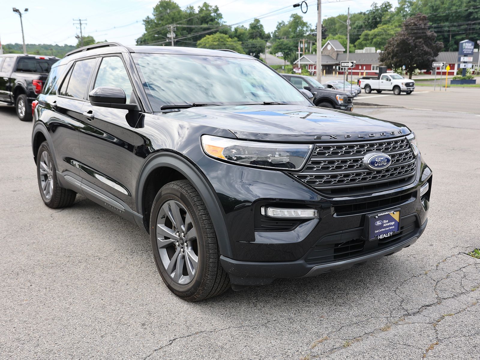 Photo view of 2024 Ford Explorer in Black