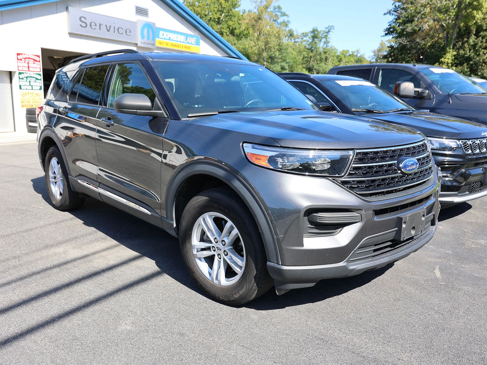 Photo view of 2020 Ford Explorer in Gray