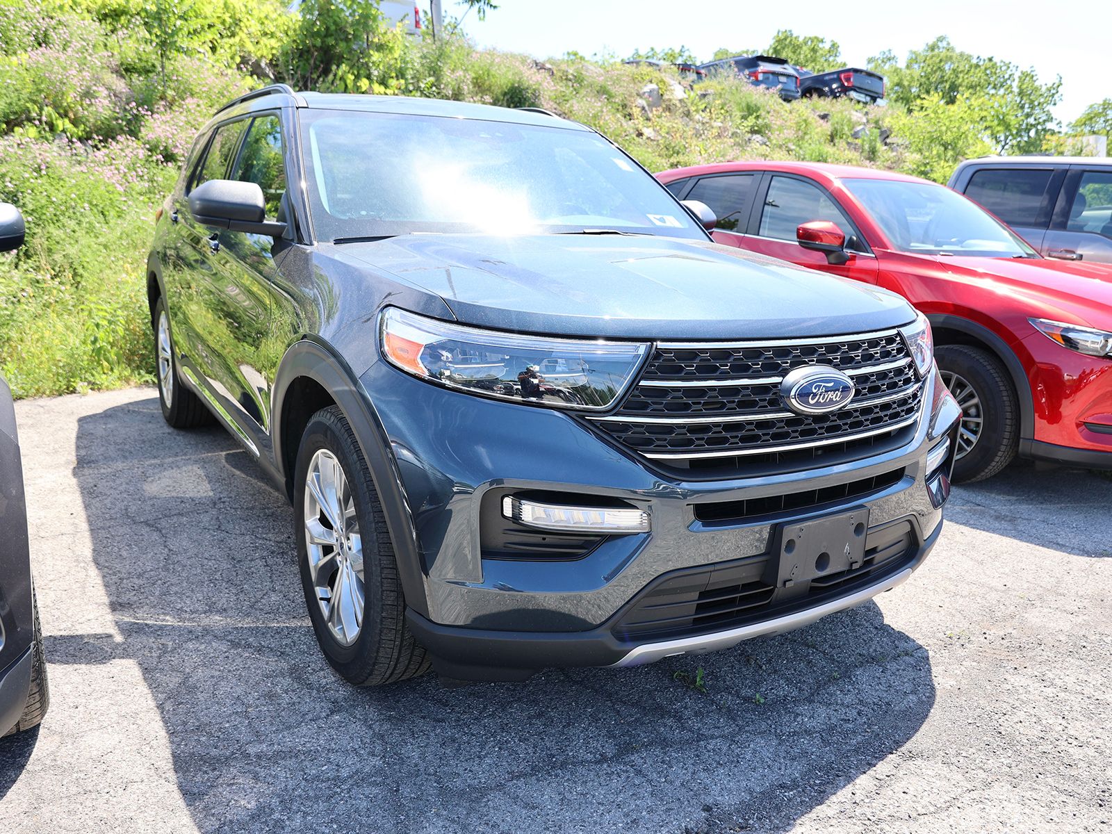Photo view of 2022 Ford Explorer in Blue