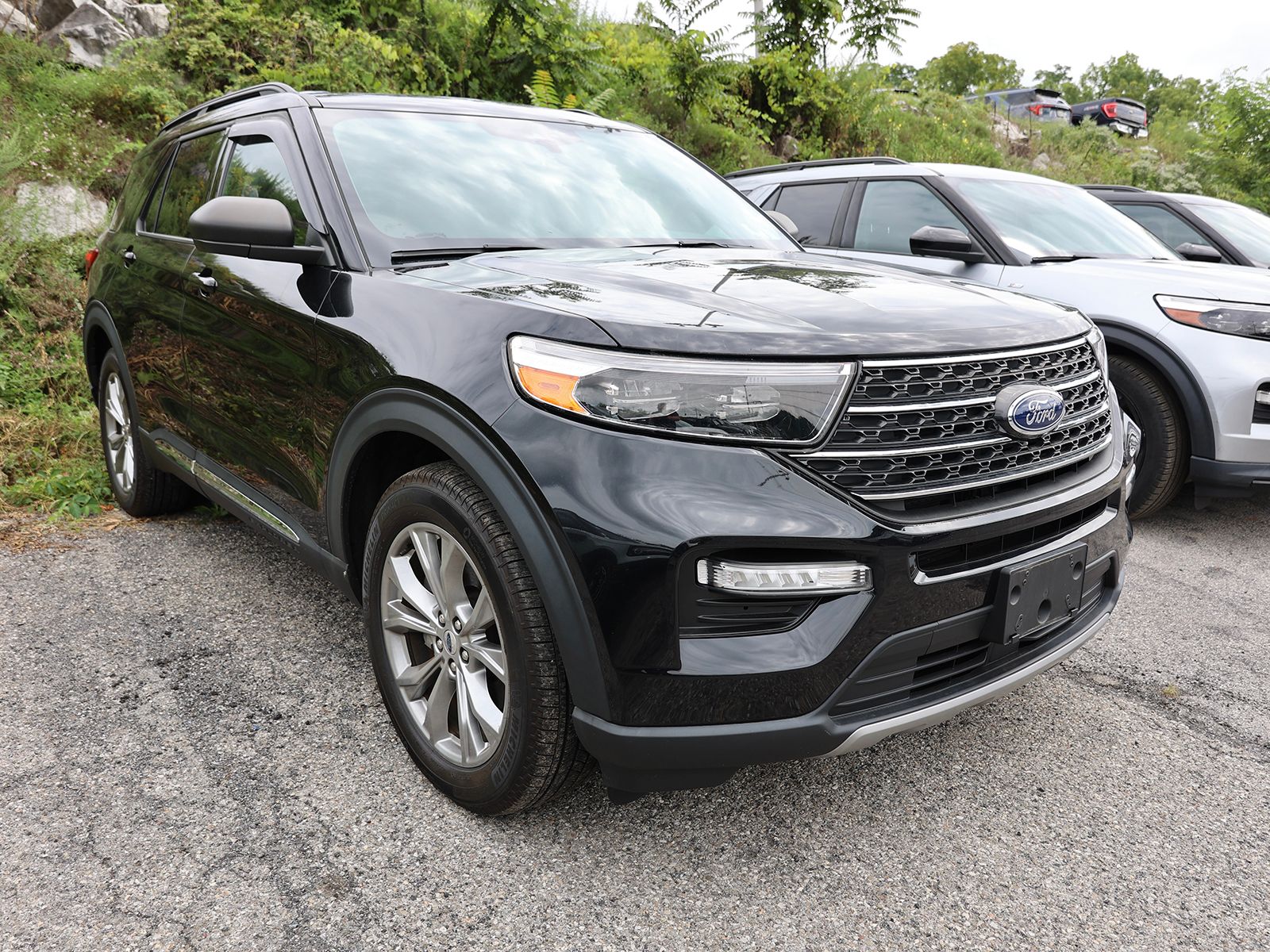 Photo view of 2023 Ford Explorer in Black