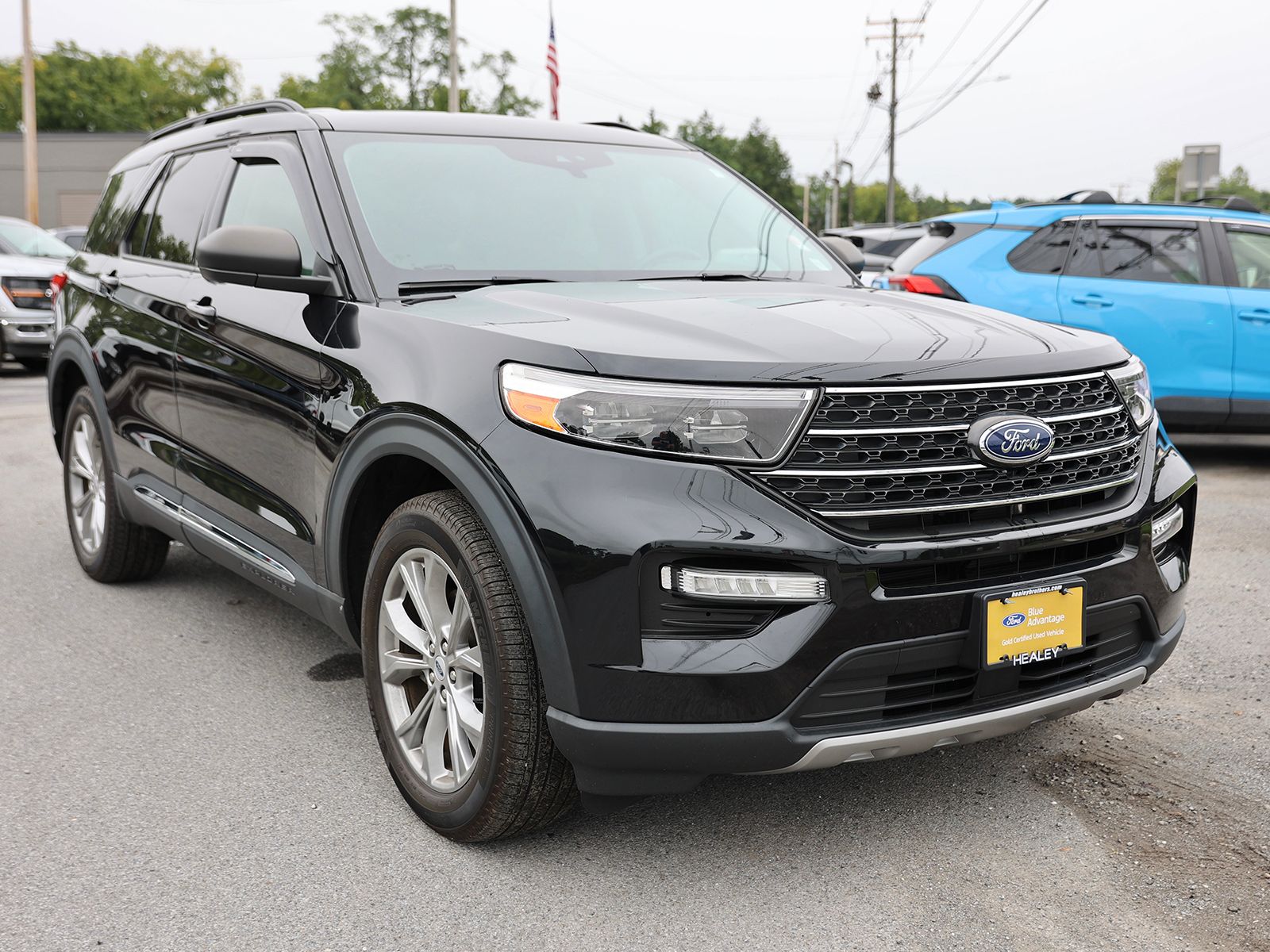 Photo view of 2023 Ford Explorer in Black