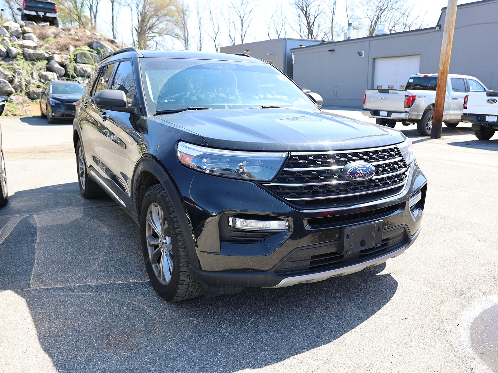 Photo view of 2022 Ford Explorer in Black