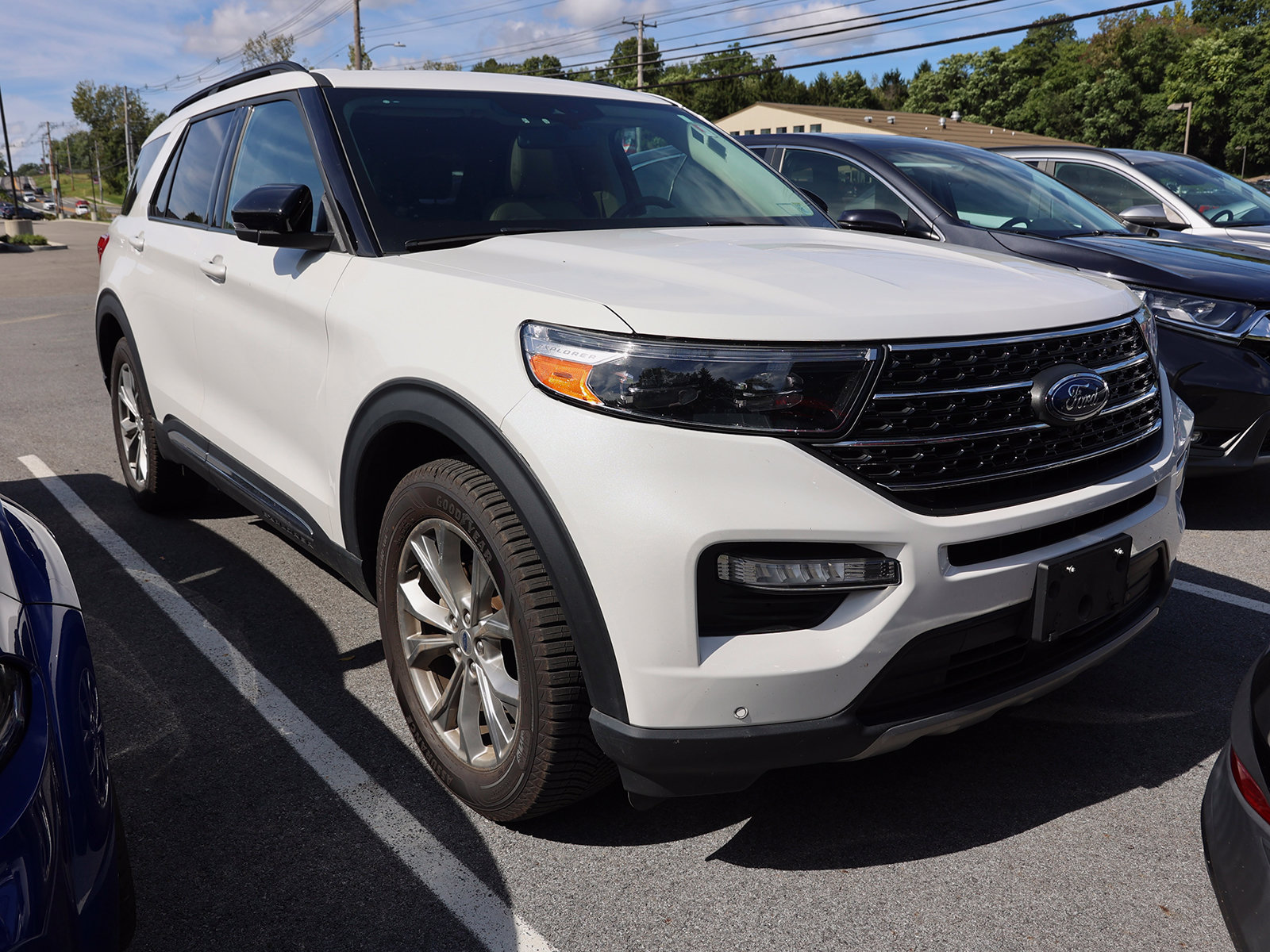 Photo view of 2024 Ford Explorer in White