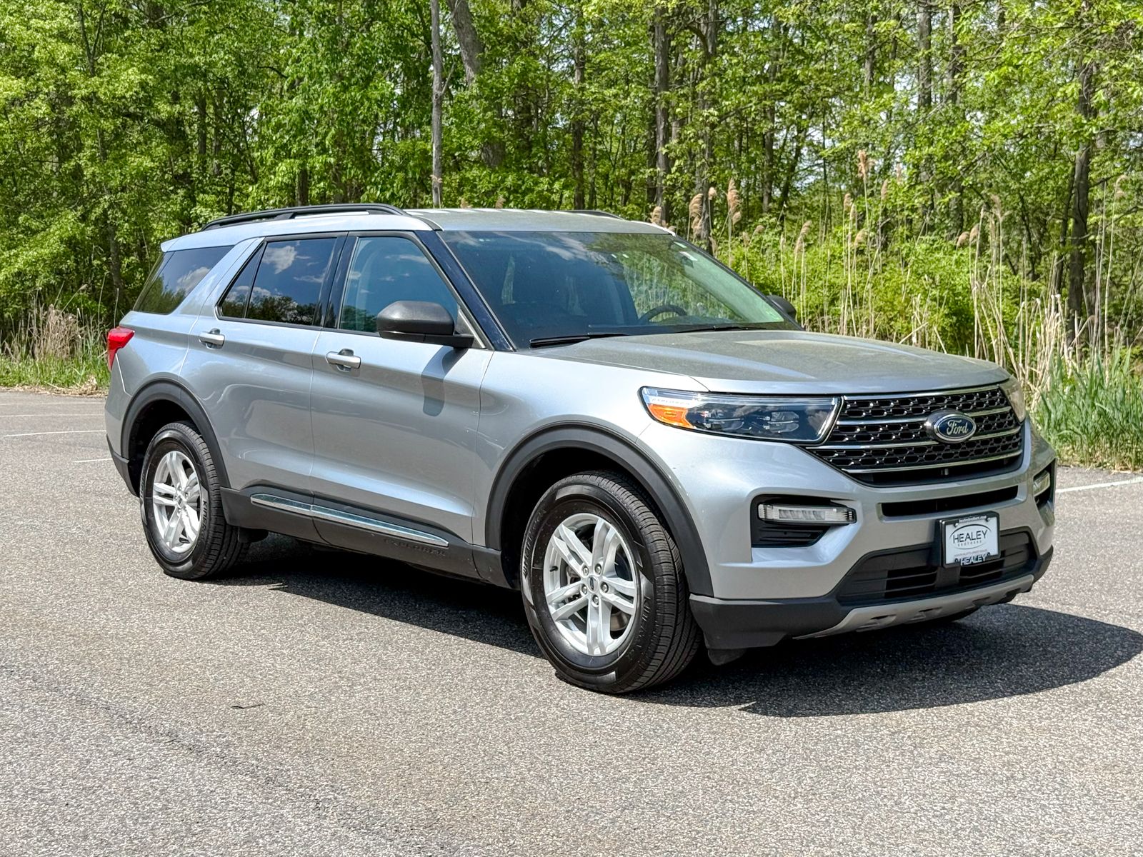 Photo view of 2024 Ford Explorer in Silver
