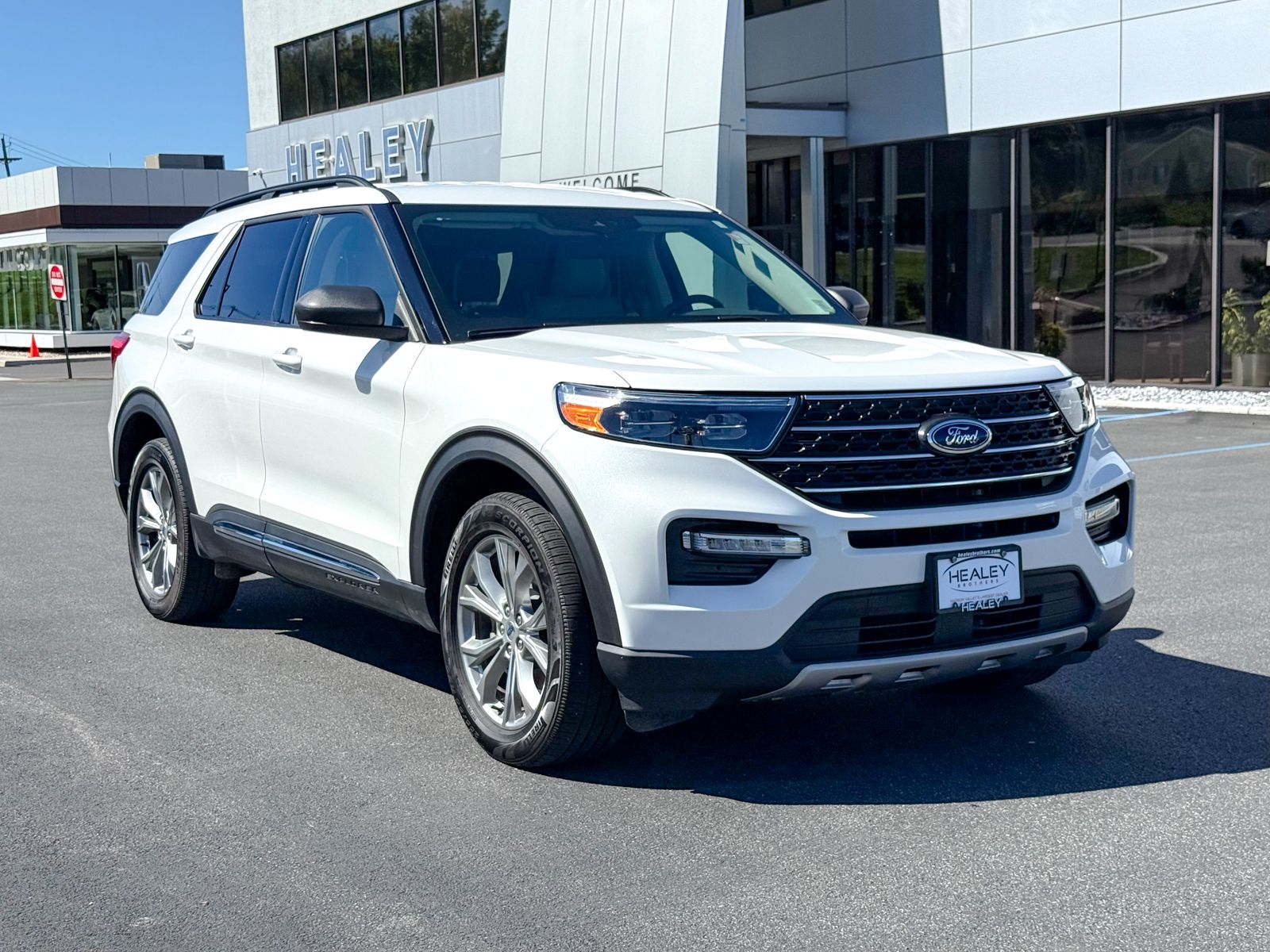 Photo view of 2023 Ford Explorer in White