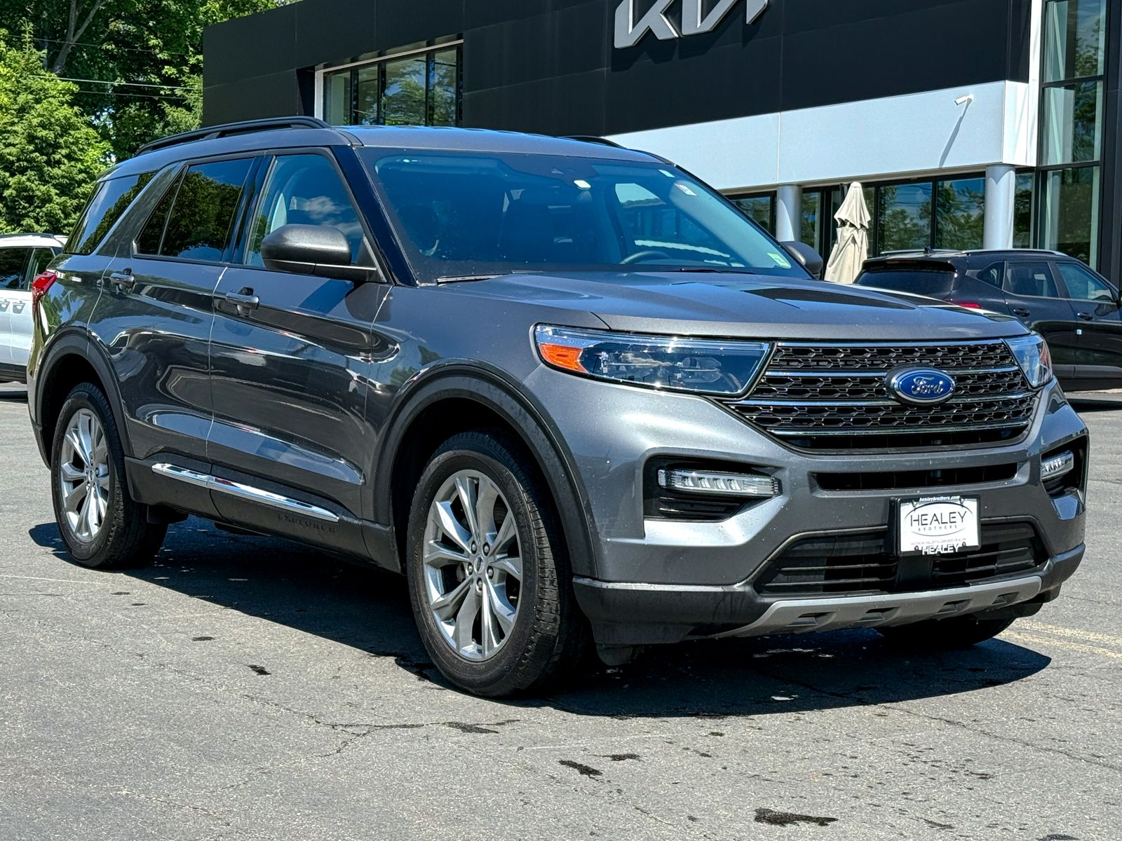 Photo view of 2023 Ford Explorer in Gray