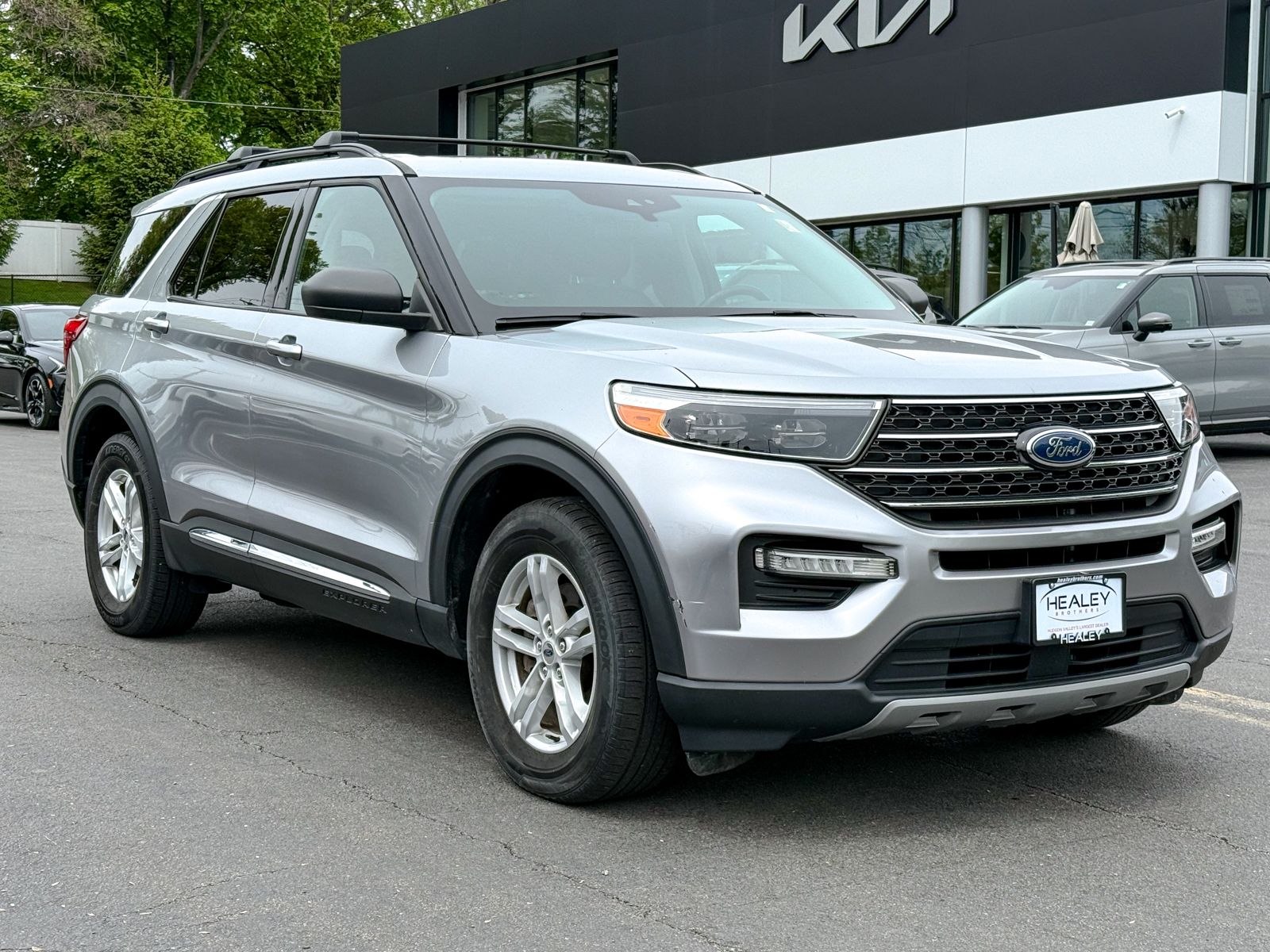 Photo view of 2021 Ford Explorer in Silver