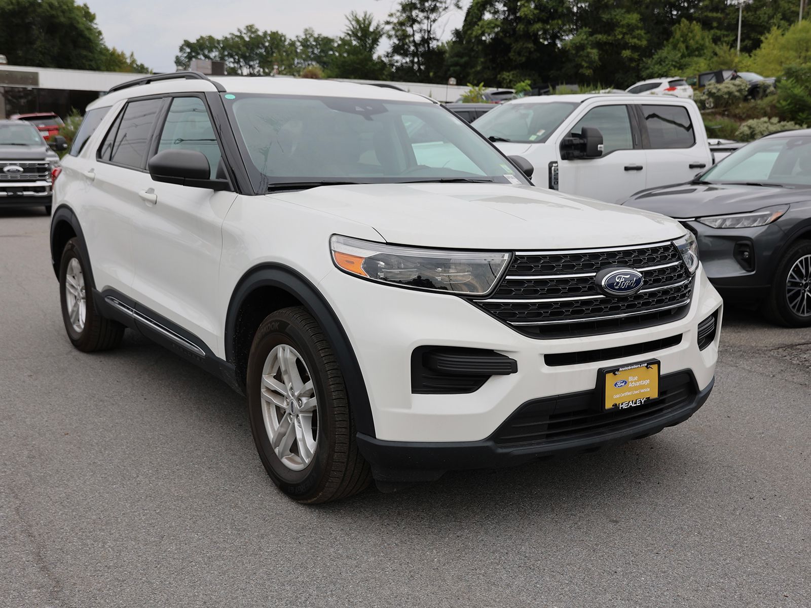 Photo view of 2023 Ford Explorer in White