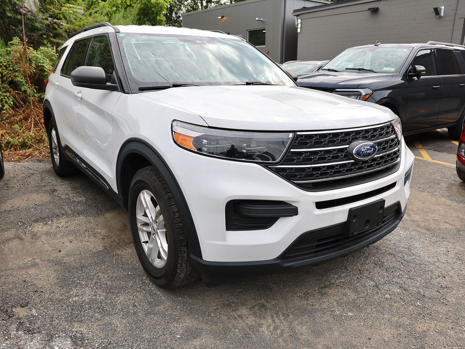 Photo view of 2023 Ford Explorer in White