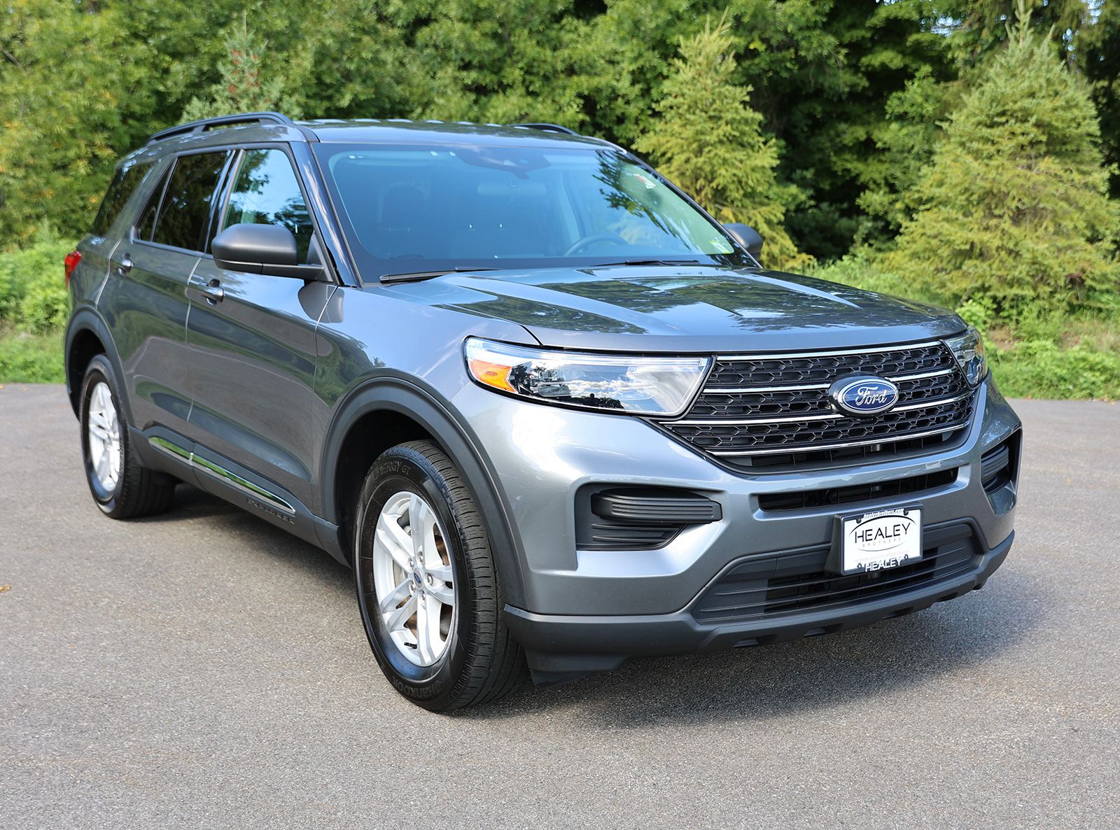 Photo view of 2023 Ford Explorer in Gray