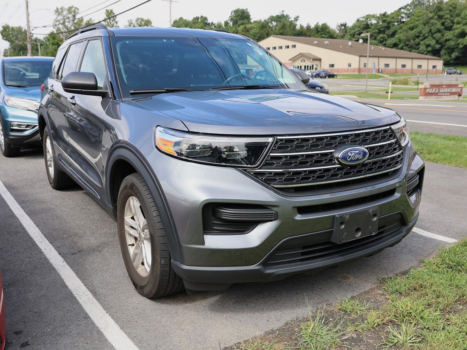 Photo view of 2023 Ford Explorer in Gray