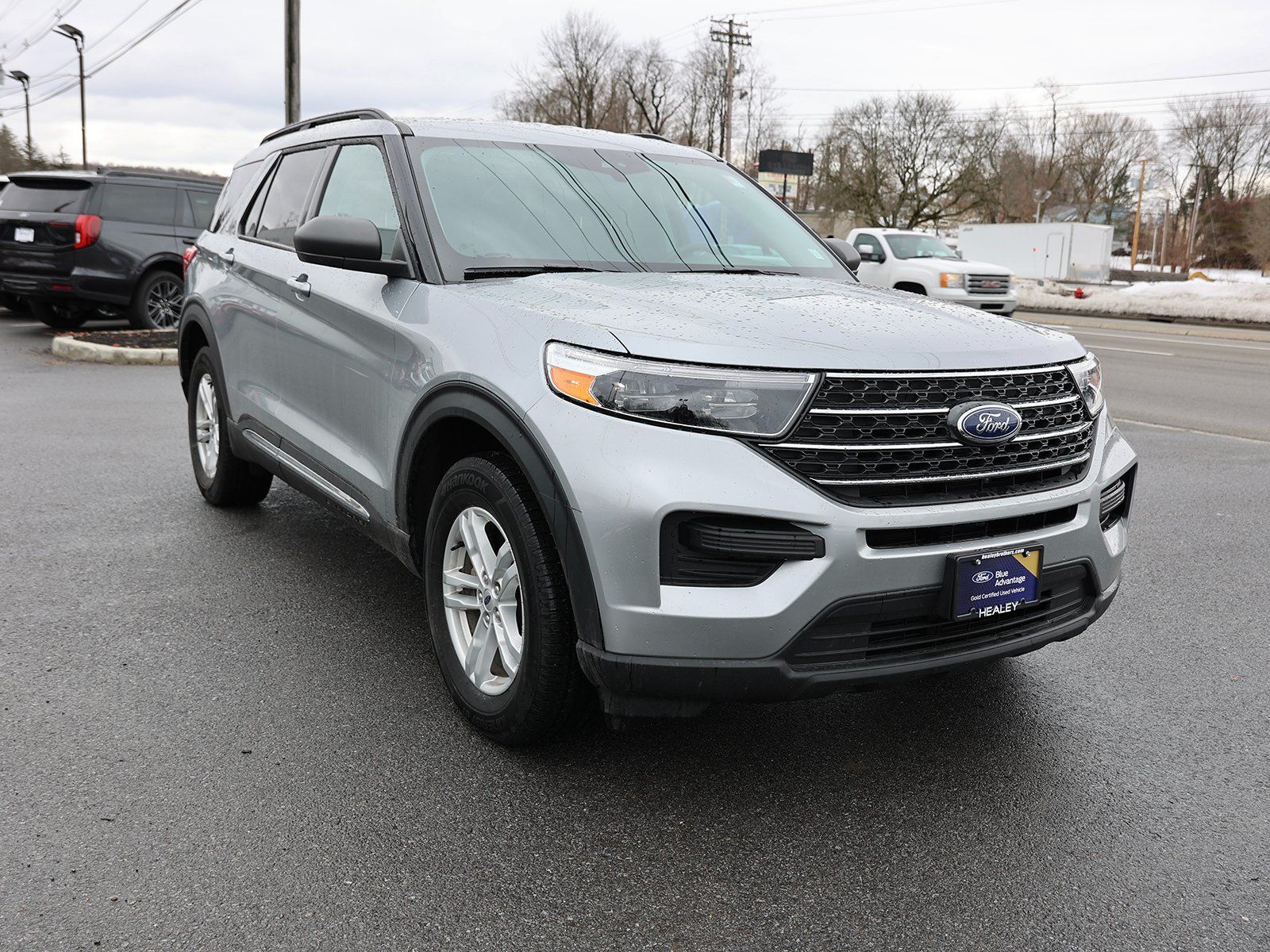 Photo view of 2023 Ford Explorer in Silver