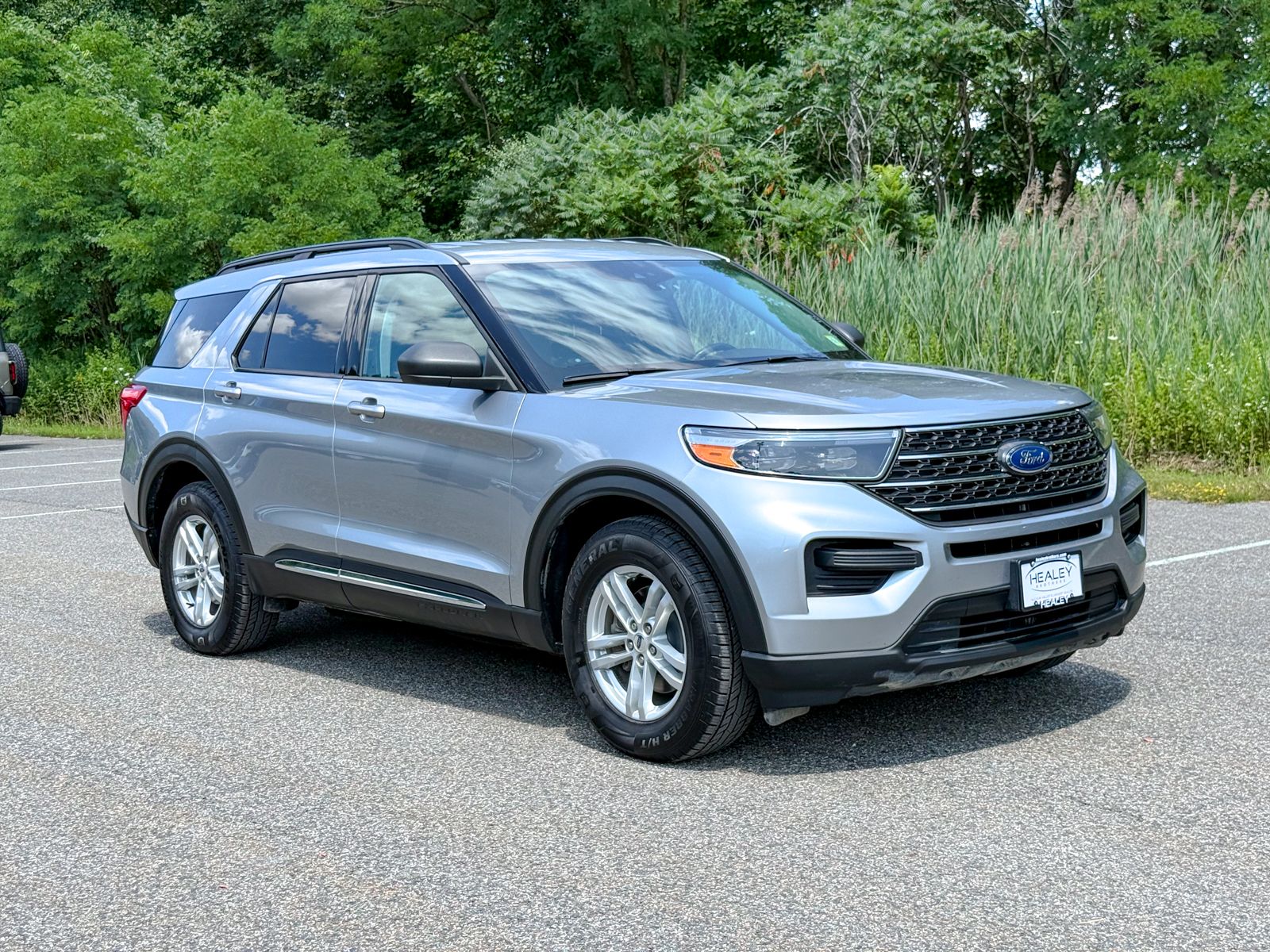 Photo view of 2022 Ford Explorer in Silver