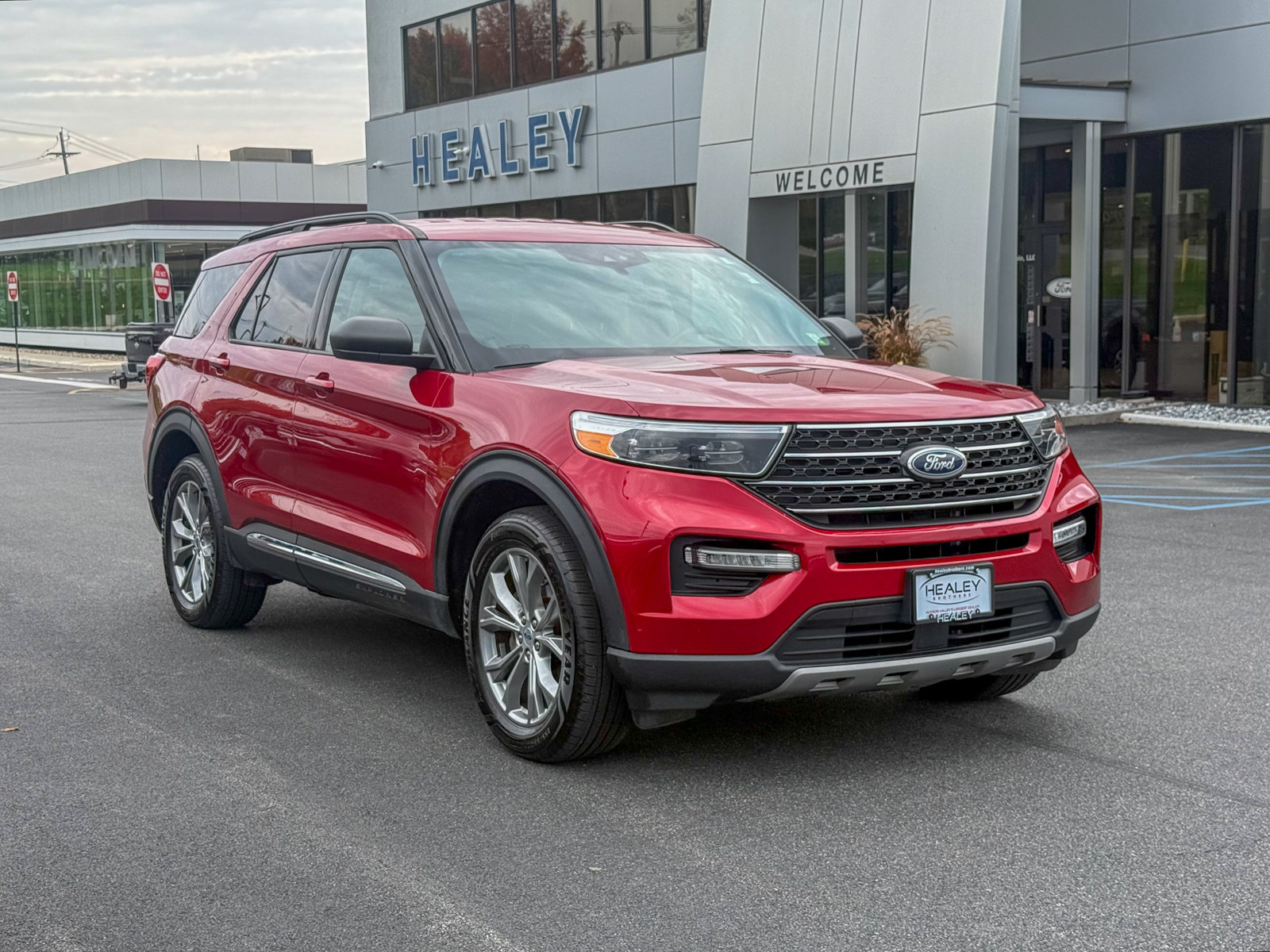 Photo view of 2023 Ford Explorer in Red