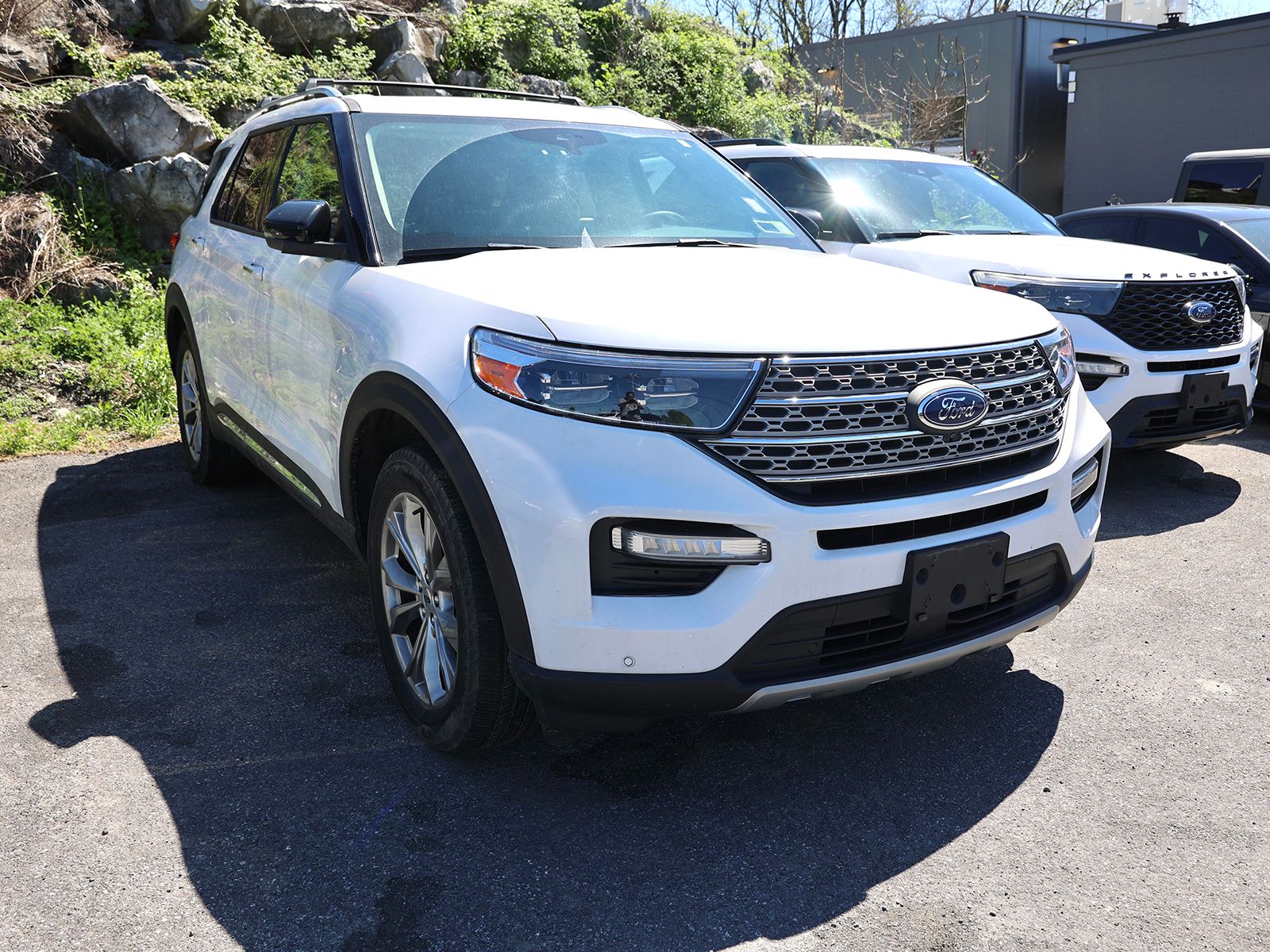 Photo view of 2023 Ford Explorer in White