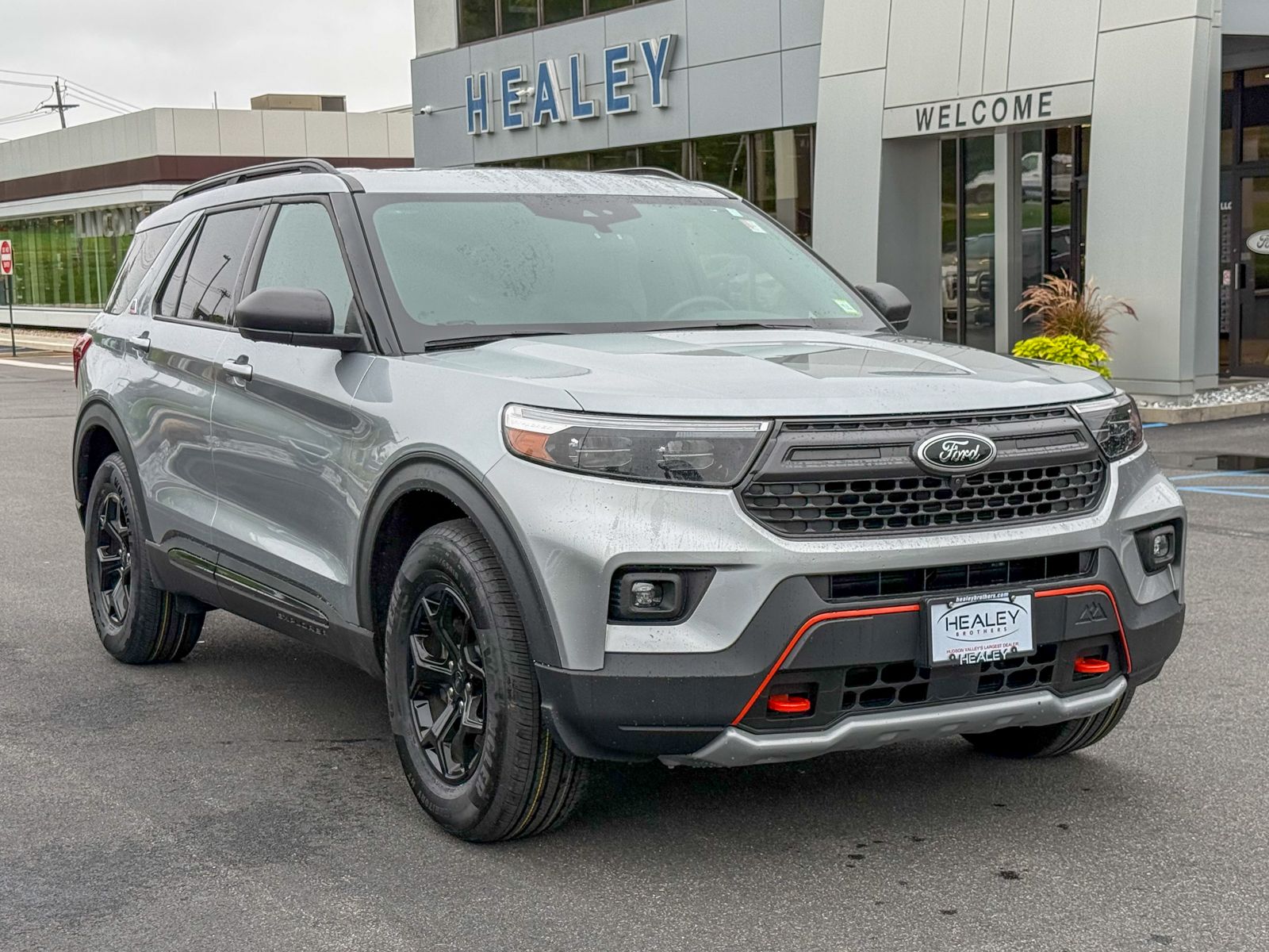 Photo view of 2023 Ford Explorer in Silver