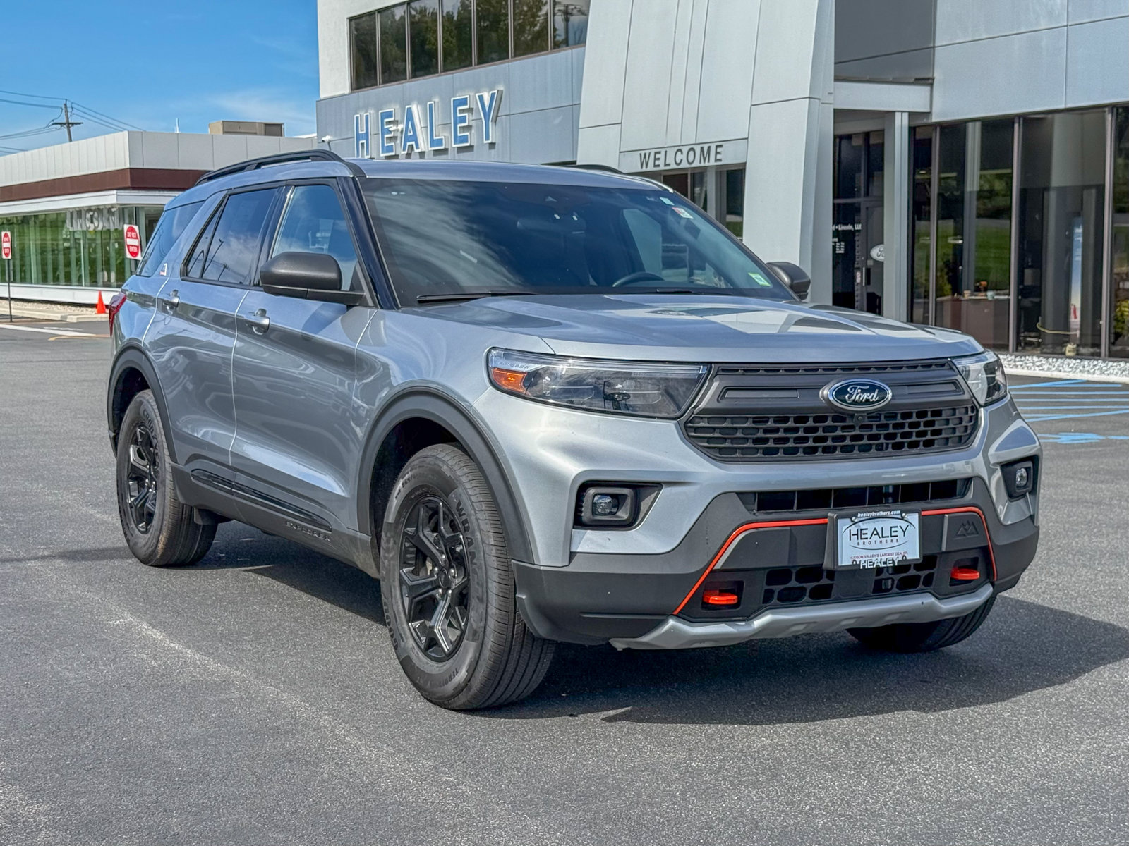 Photo view of 2023 Ford Explorer in Silver