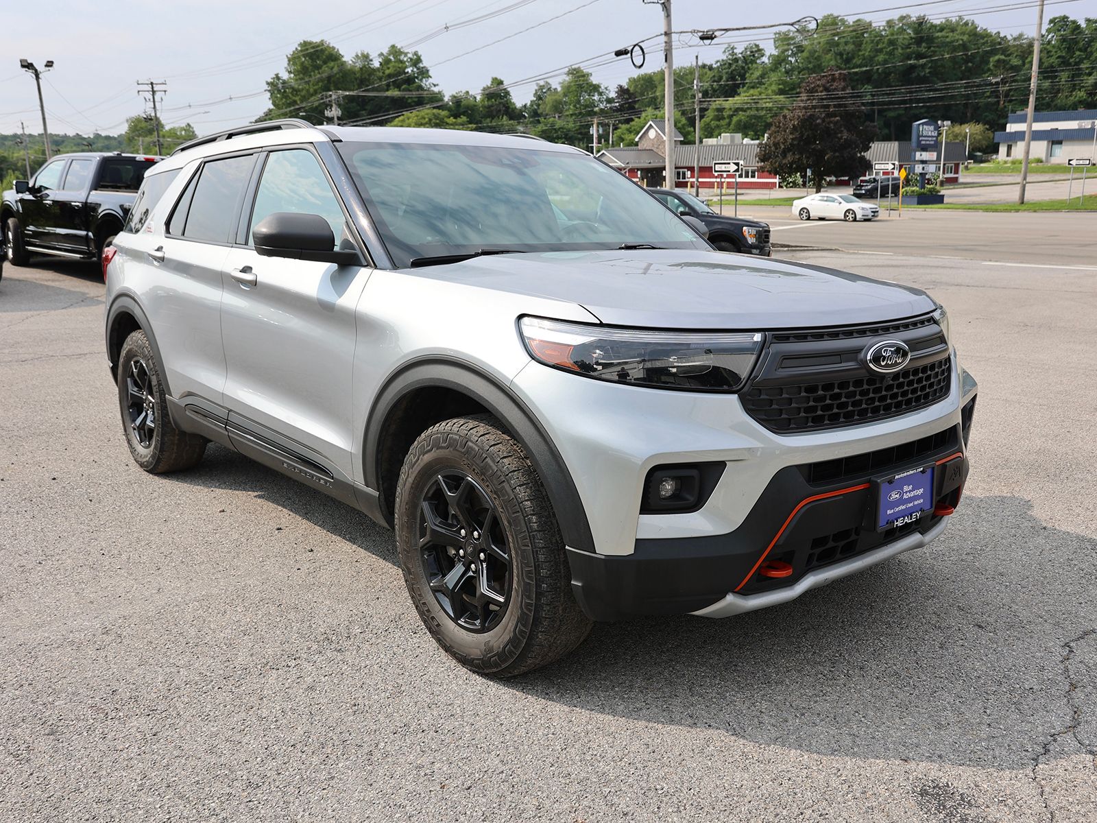Photo view of 2022 Ford Explorer in Silver