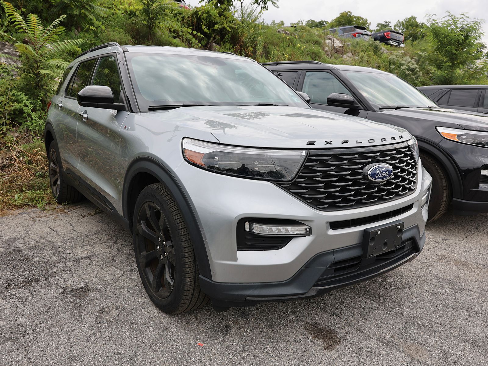 Photo view of 2023 Ford Explorer in Silver