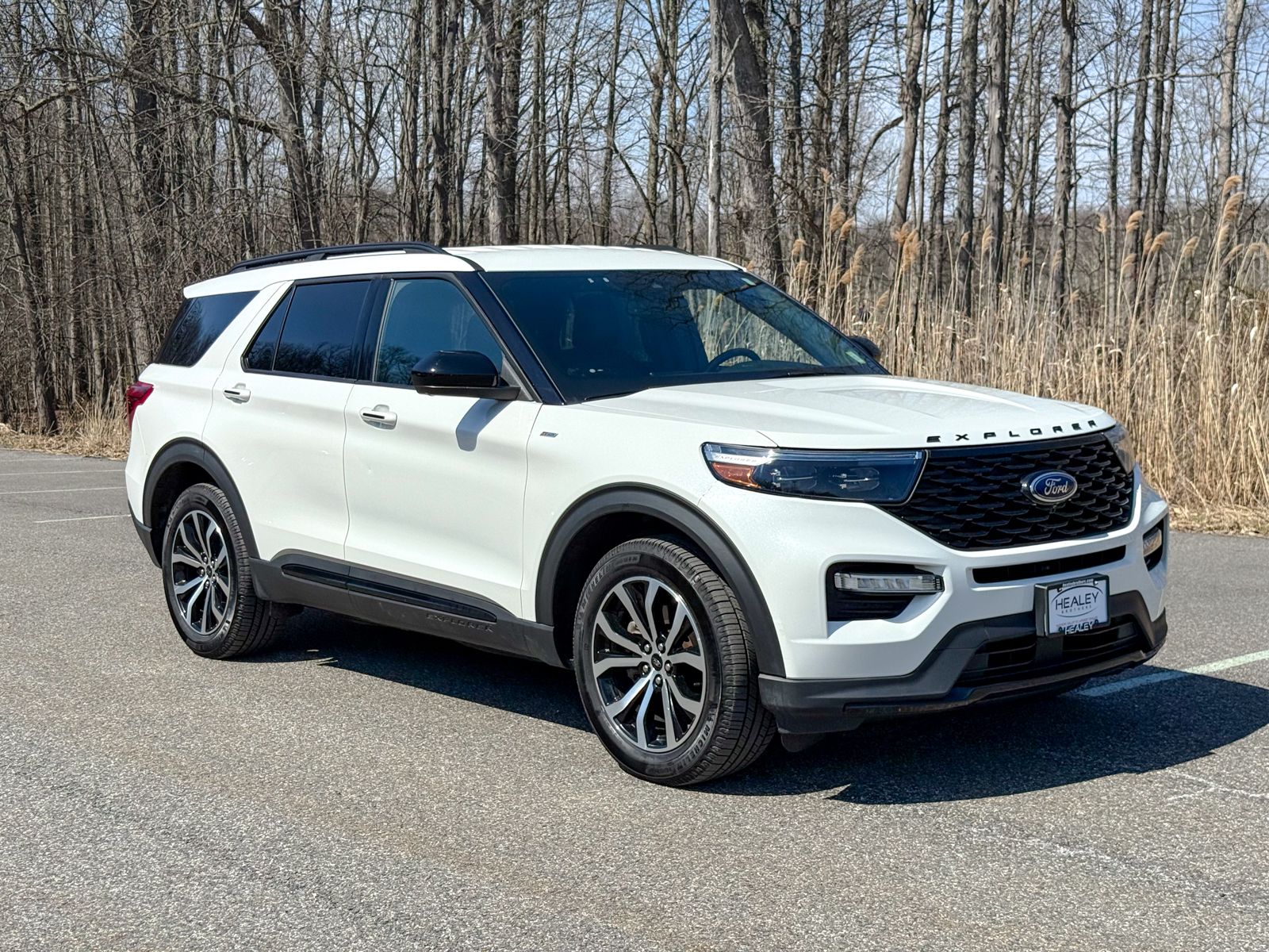 Photo view of 2022 Ford Explorer in White
