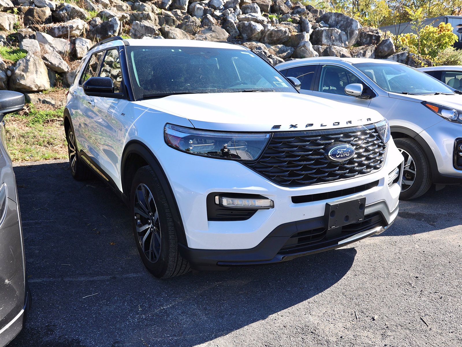Photo view of 2023 Ford Explorer in White