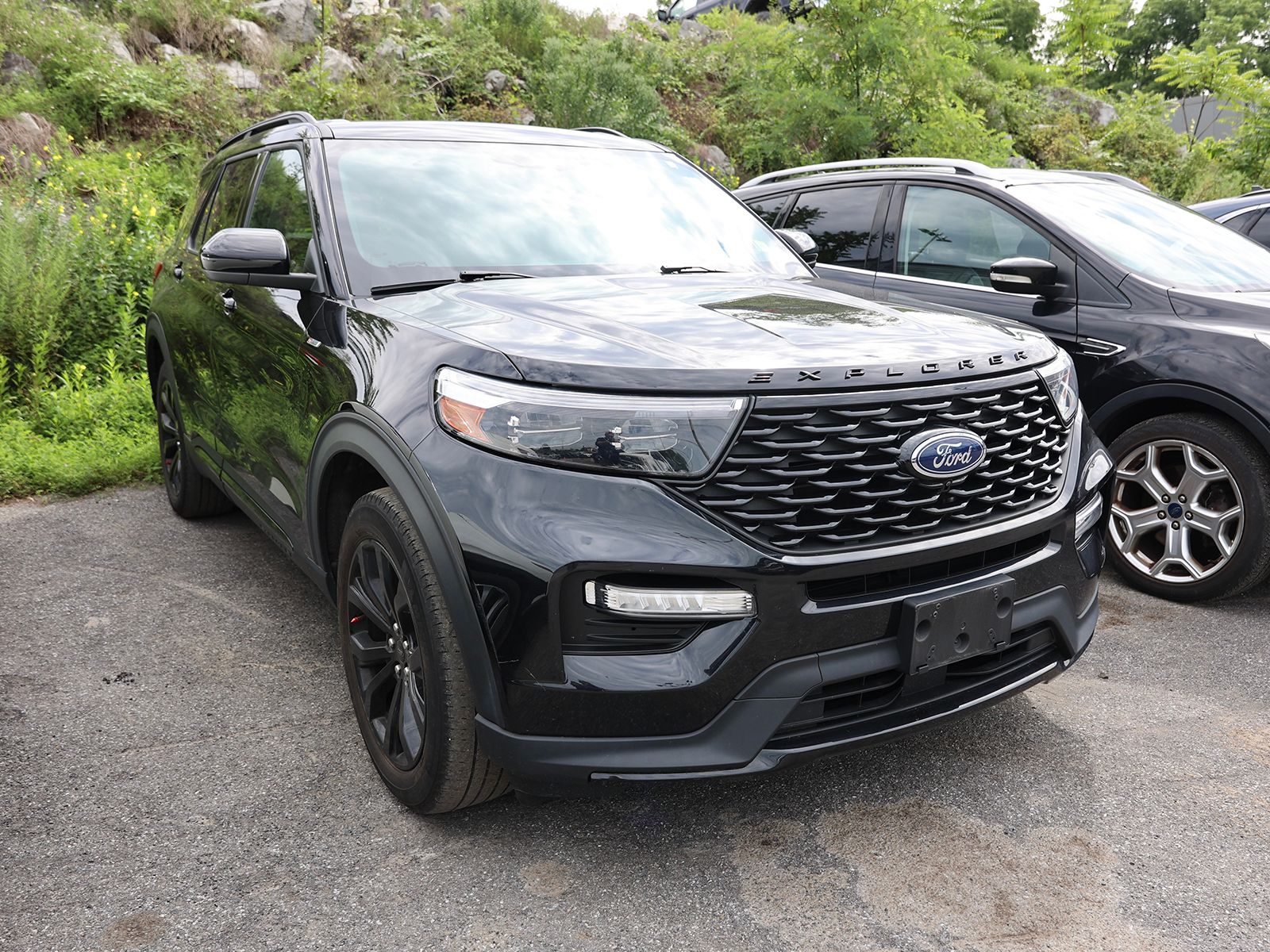 Photo view of 2024 Ford Explorer in Black