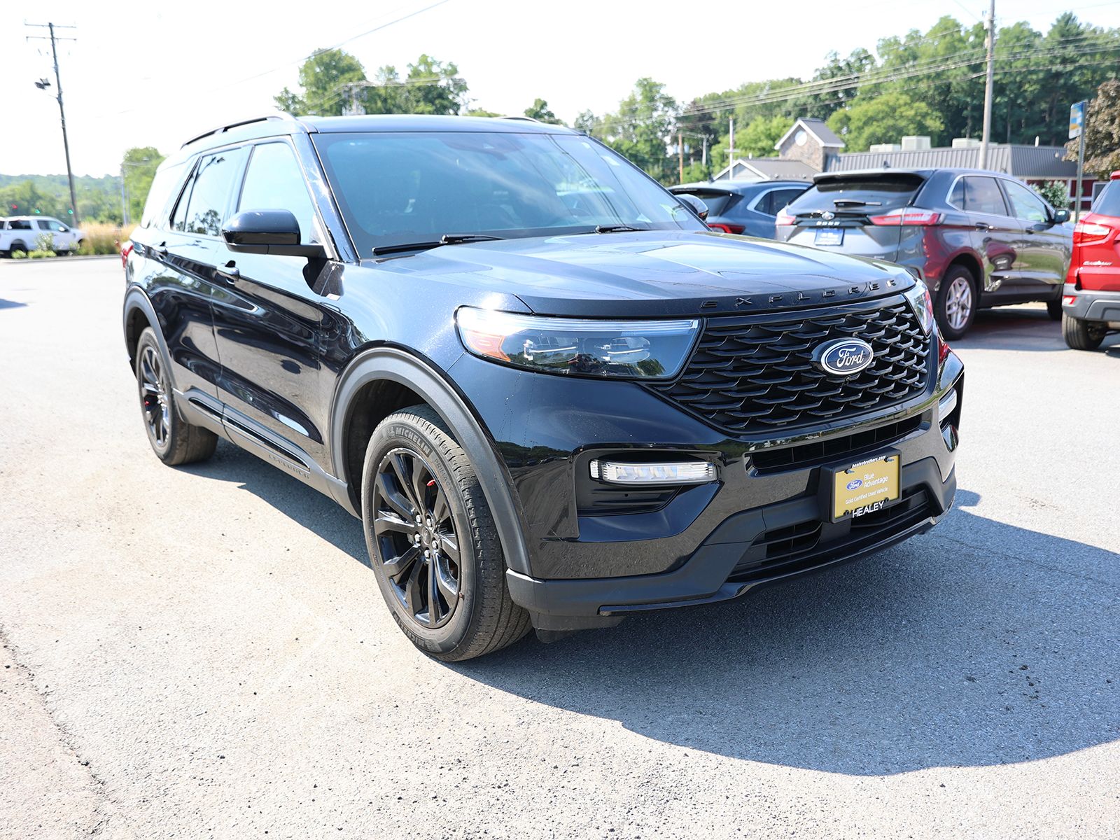 Photo view of 2024 Ford Explorer in Black