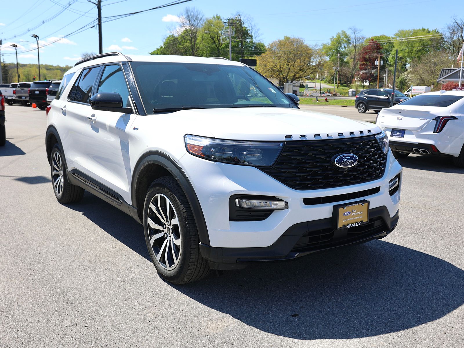 Photo view of 2024 Ford Explorer in White