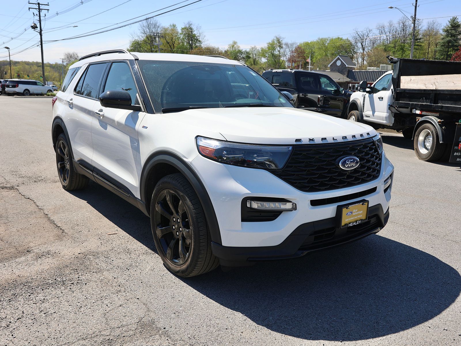 Photo view of 2023 Ford Explorer in White