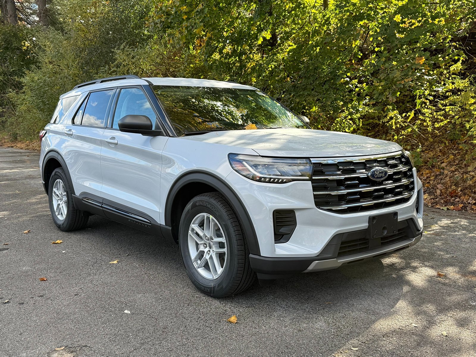 Photo view of 2026 Ford Explorer in White