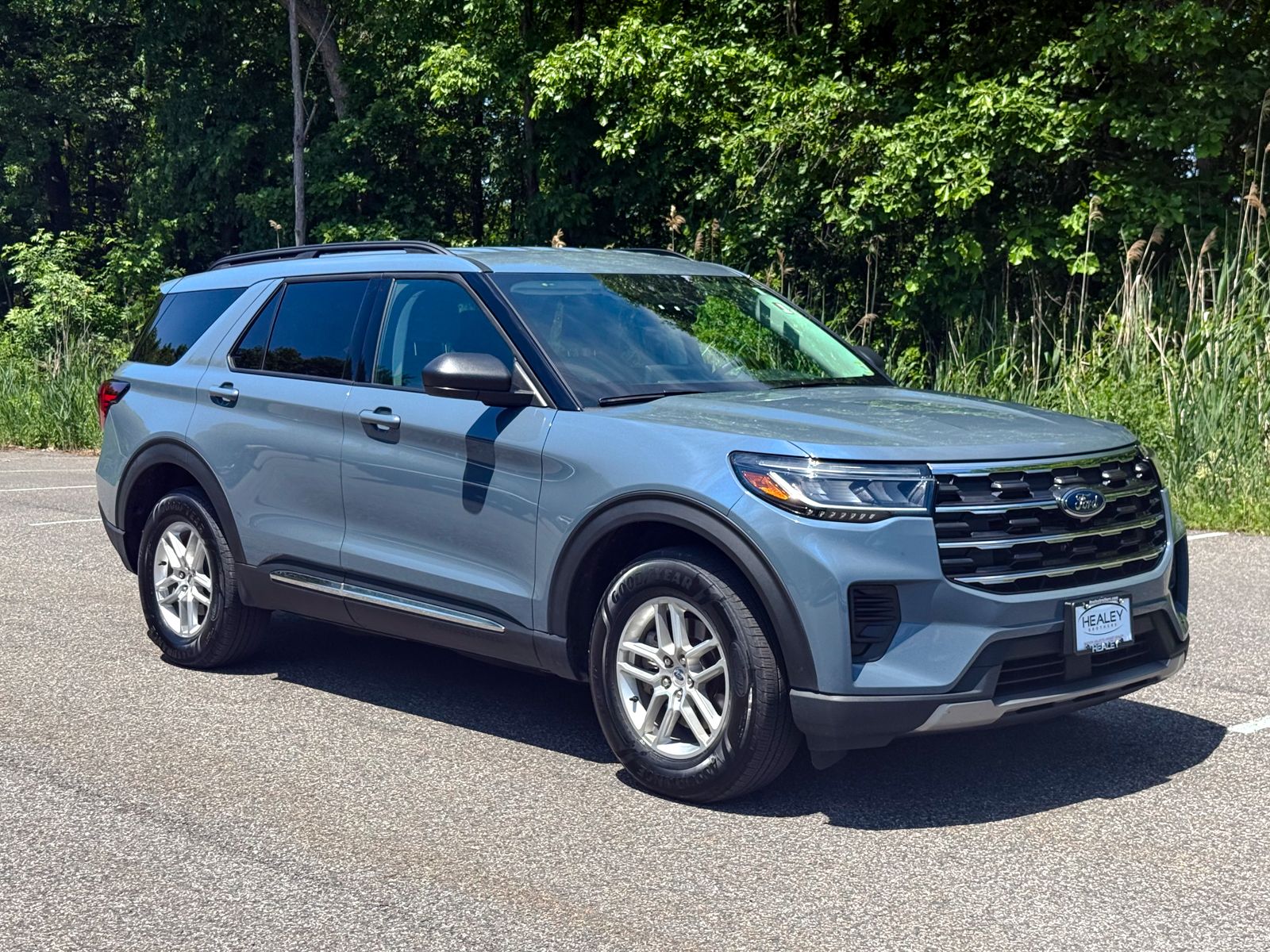 Photo view of 2025 Ford Explorer in Blue