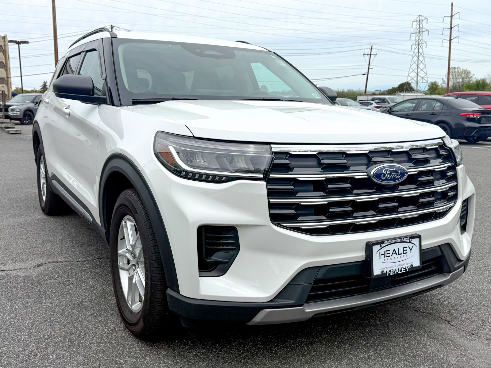 Photo view of 2025 Ford Explorer in White