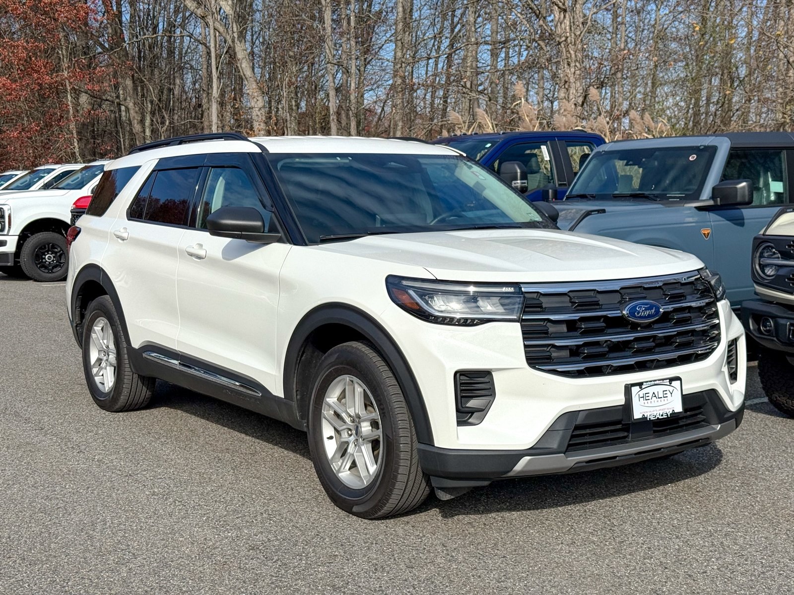Photo view of 2025 Ford Explorer in White