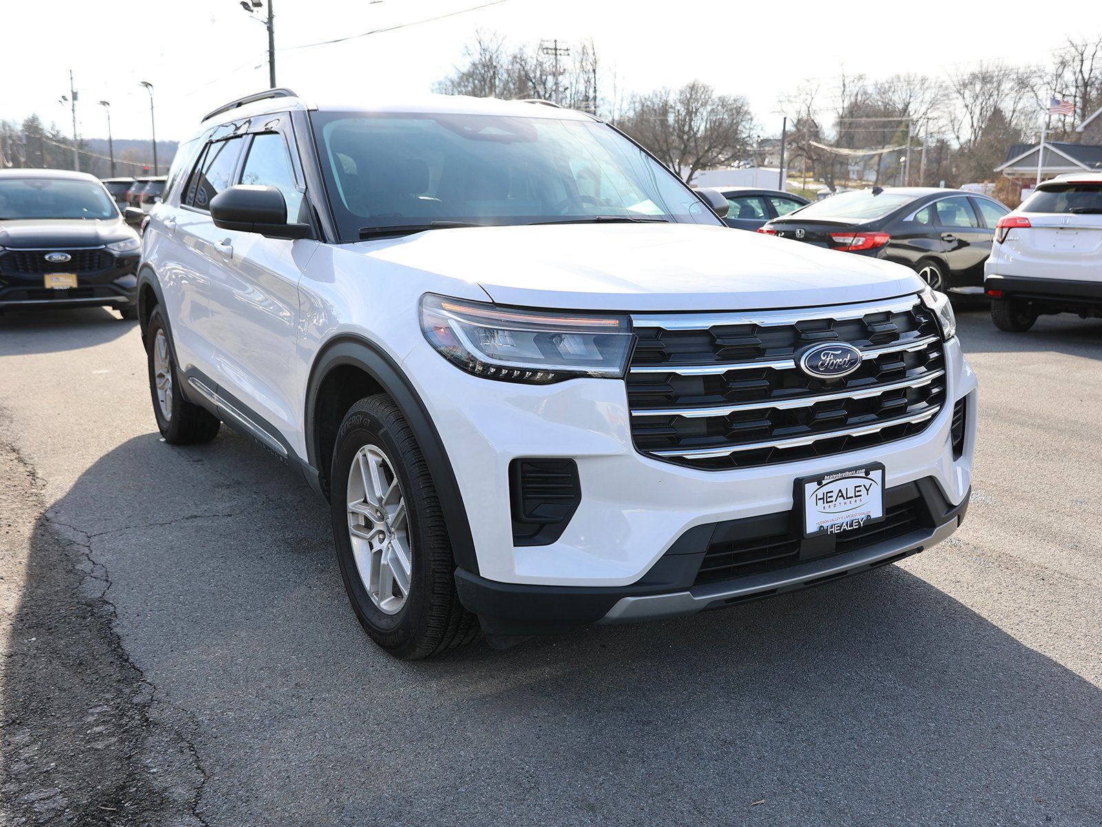 Photo view of 2025 Ford Explorer in White
