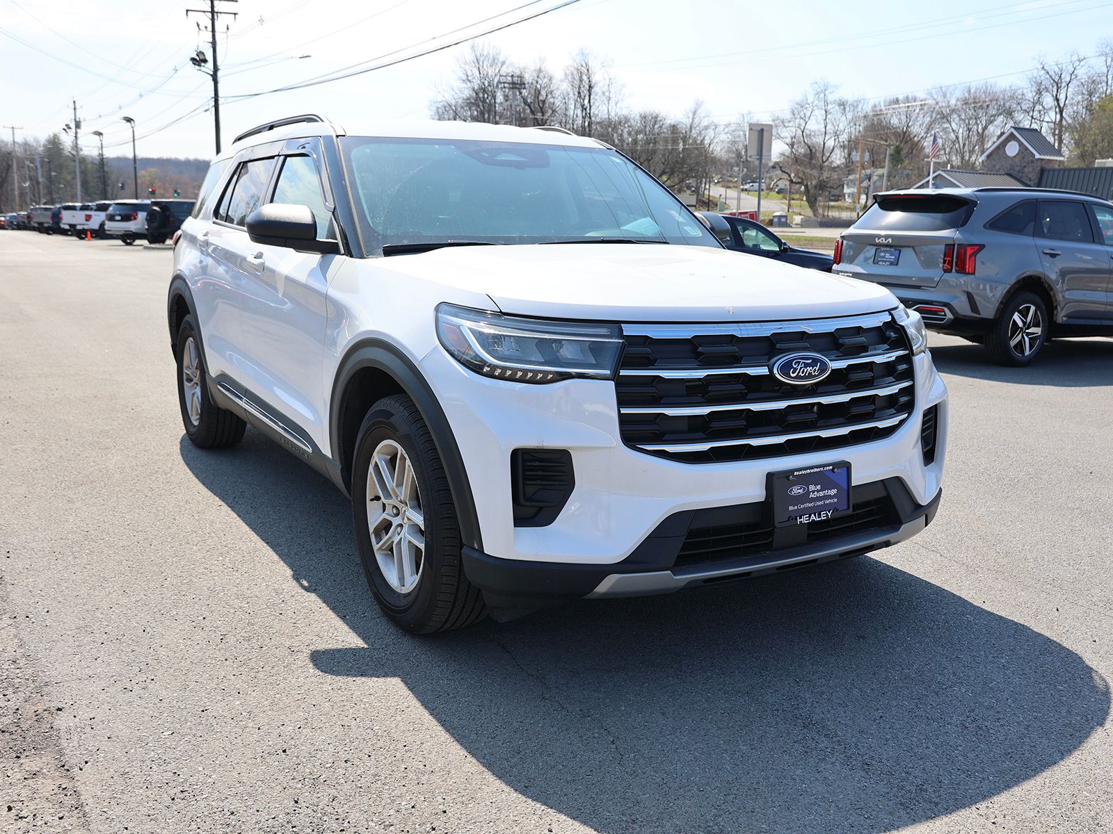 Photo view of 2025 Ford Explorer in White