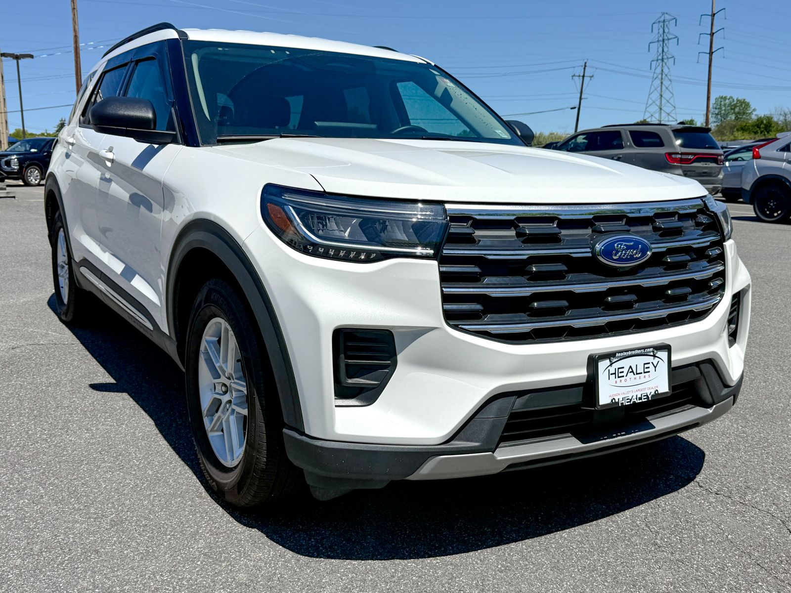 Photo view of 2025 Ford Explorer in White