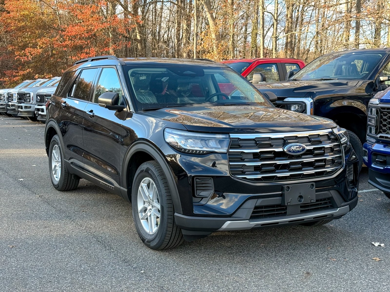 Photo view of 2026 Ford Explorer in Black