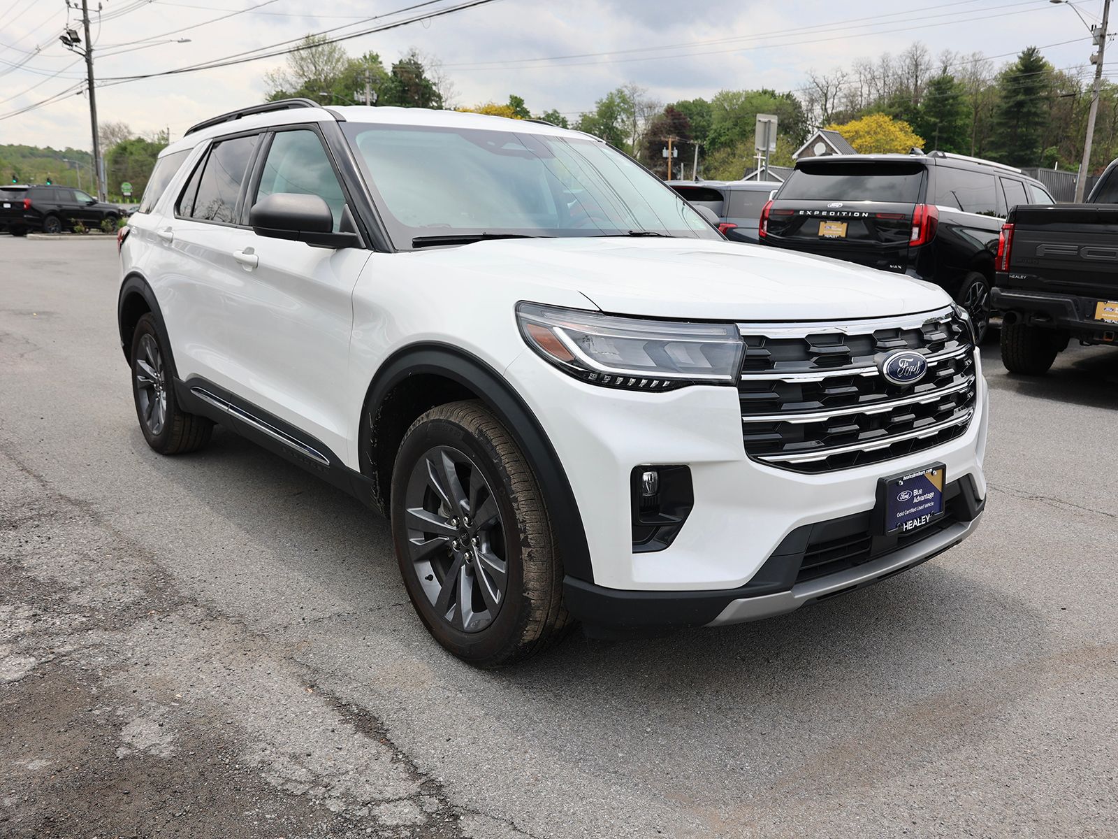 Photo view of 2025 Ford Explorer in White
